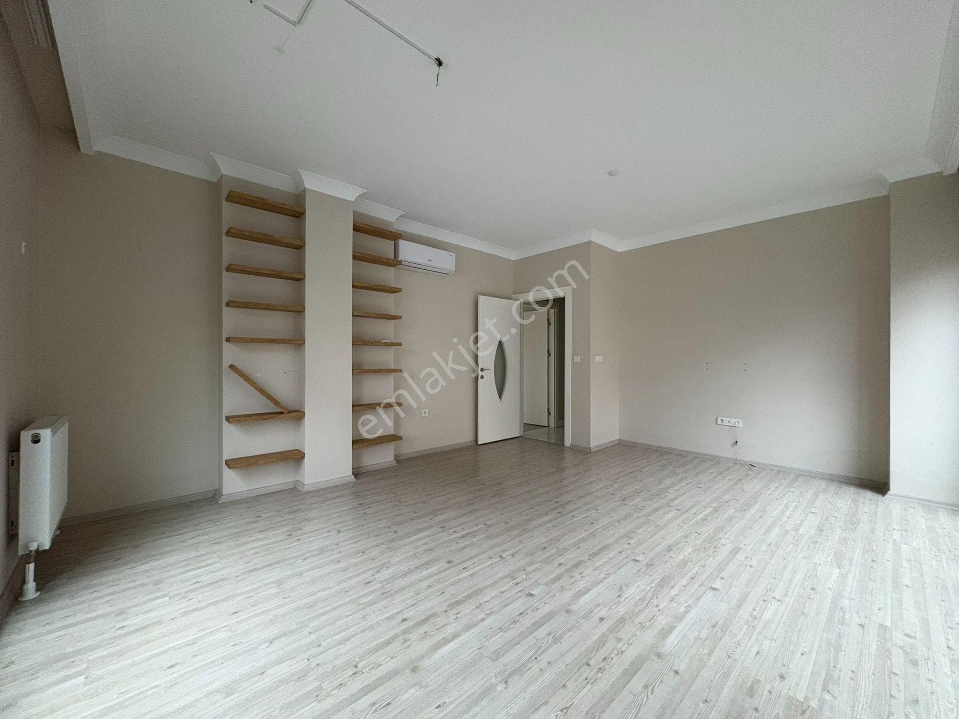 Emin Alipaşa Caddesinde Marmaray Sahile Yakın 2+1 75 M² Net - Görsel 4