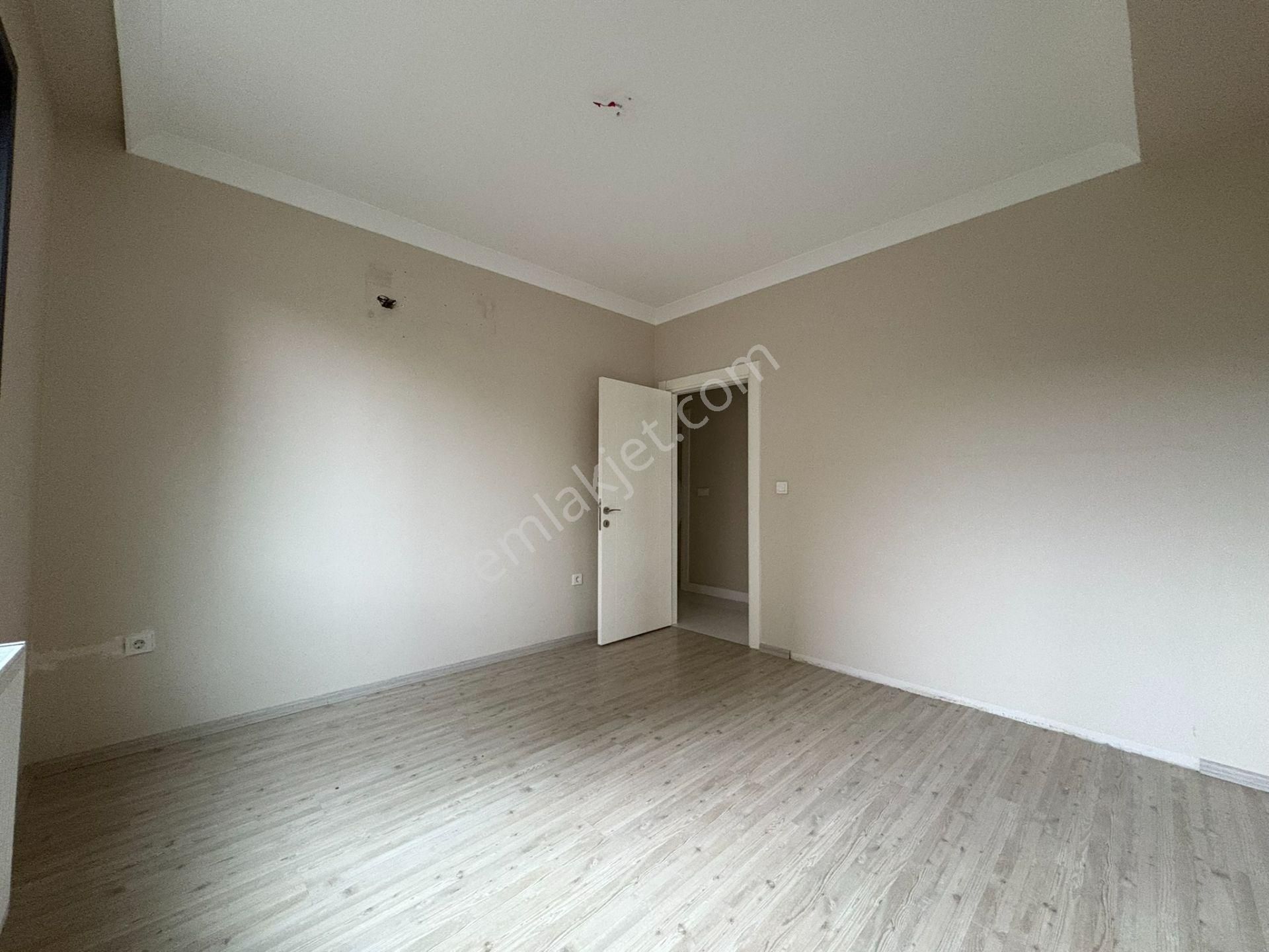 Emin Alipaşa Caddesinde Marmaray Sahile Yakın 2+1 75 M² Net - Görsel 12