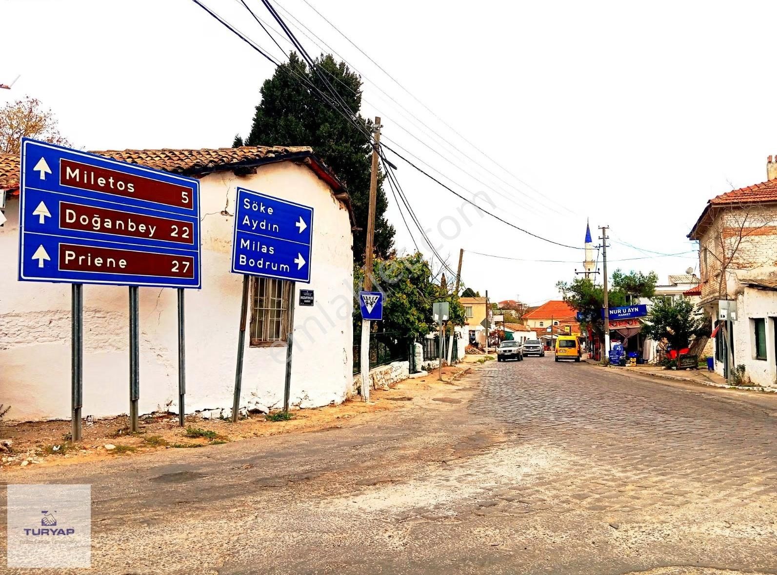 Akköy'de Yol Üzerinde, İki Katlı, Avlulu Tarihi Taş Ev. - Görsel 9