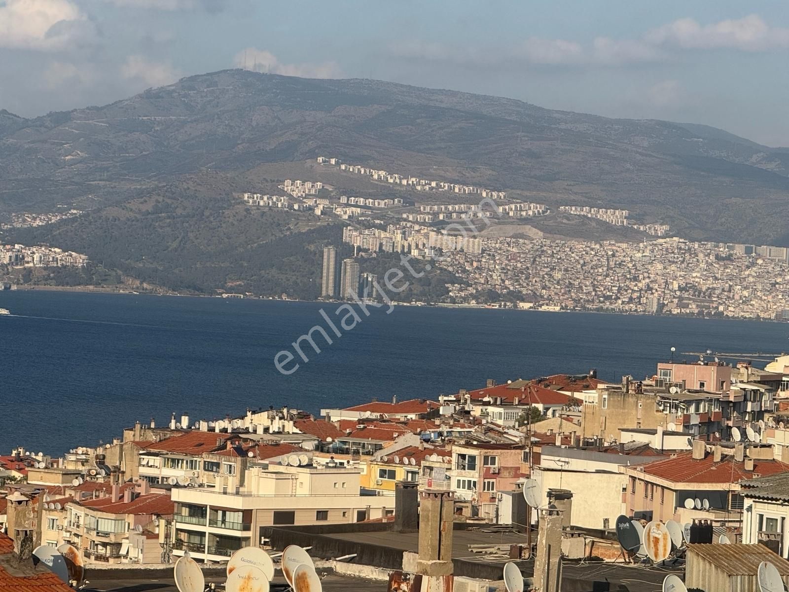 Konak Muratreis'te Deniz Manzaralı Satılık Daire