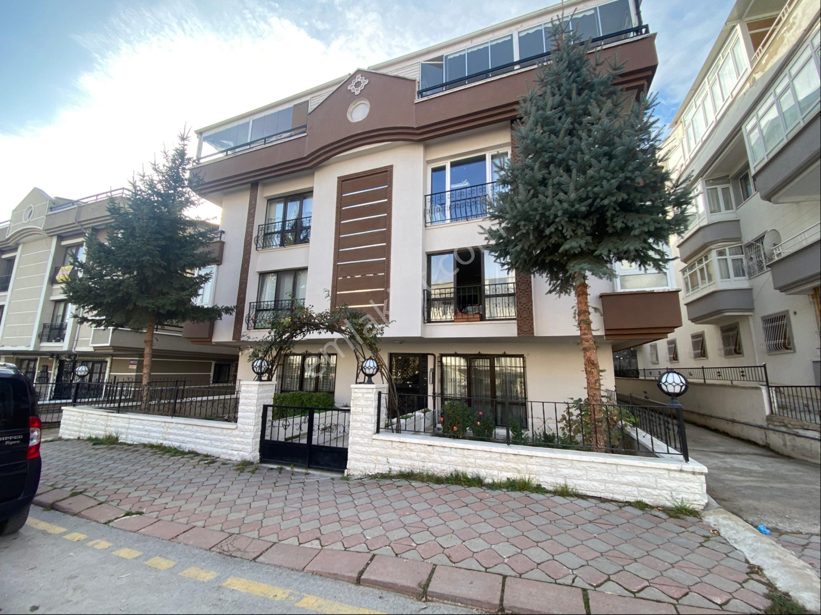 Atanora Vadi’den Dikmen’de Satılık Giriş Kat Kapalı Garajlı 2+1