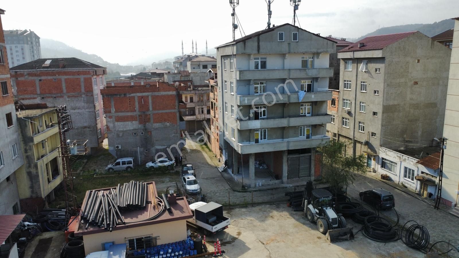 Trabzon Araklı Merkez'de Satılık 3+1 Giriş Katı Daire