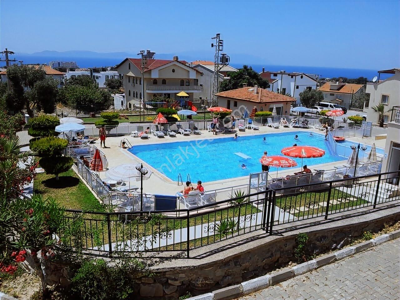 Kuşadası'nda Havuzlu Güvenlikli Sitede Manzaralı 4+1 Yazlık