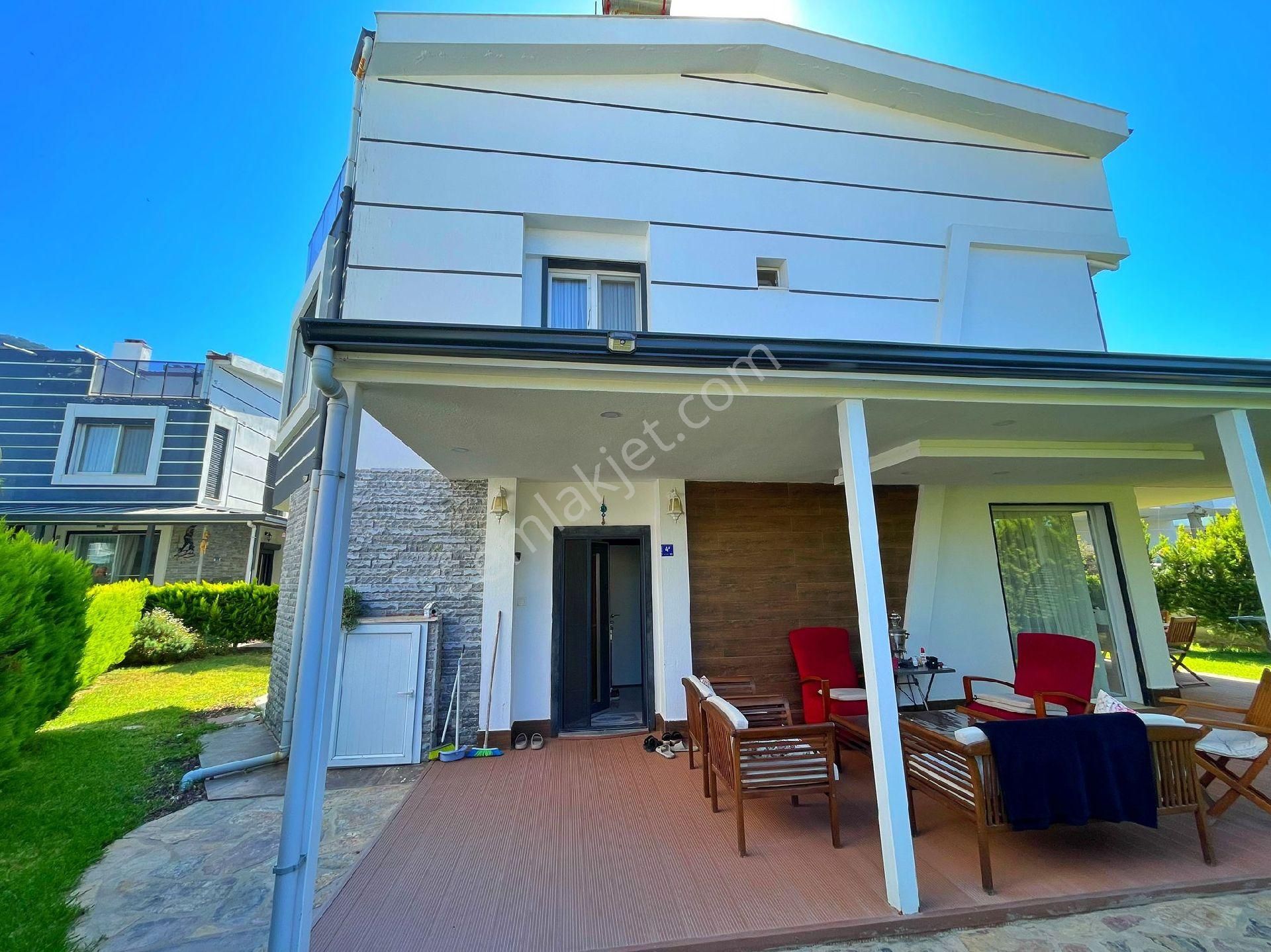 Kuşadasında Havuzlu Sitede Tek Müstakil 3+1 Bahçeli Villa - Görsel 5