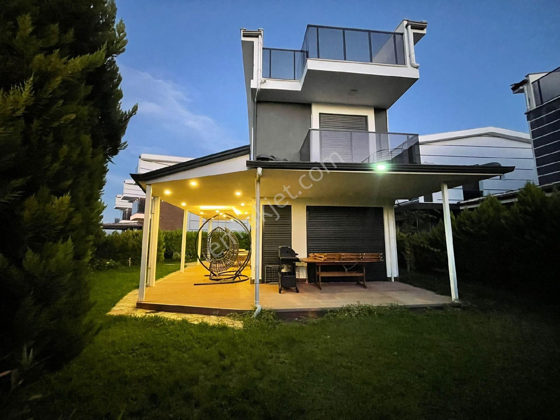 Kuşadasında Havuzlu Sitede Tek Müstakil 3+1 Bahçeli Villa - Görsel 7