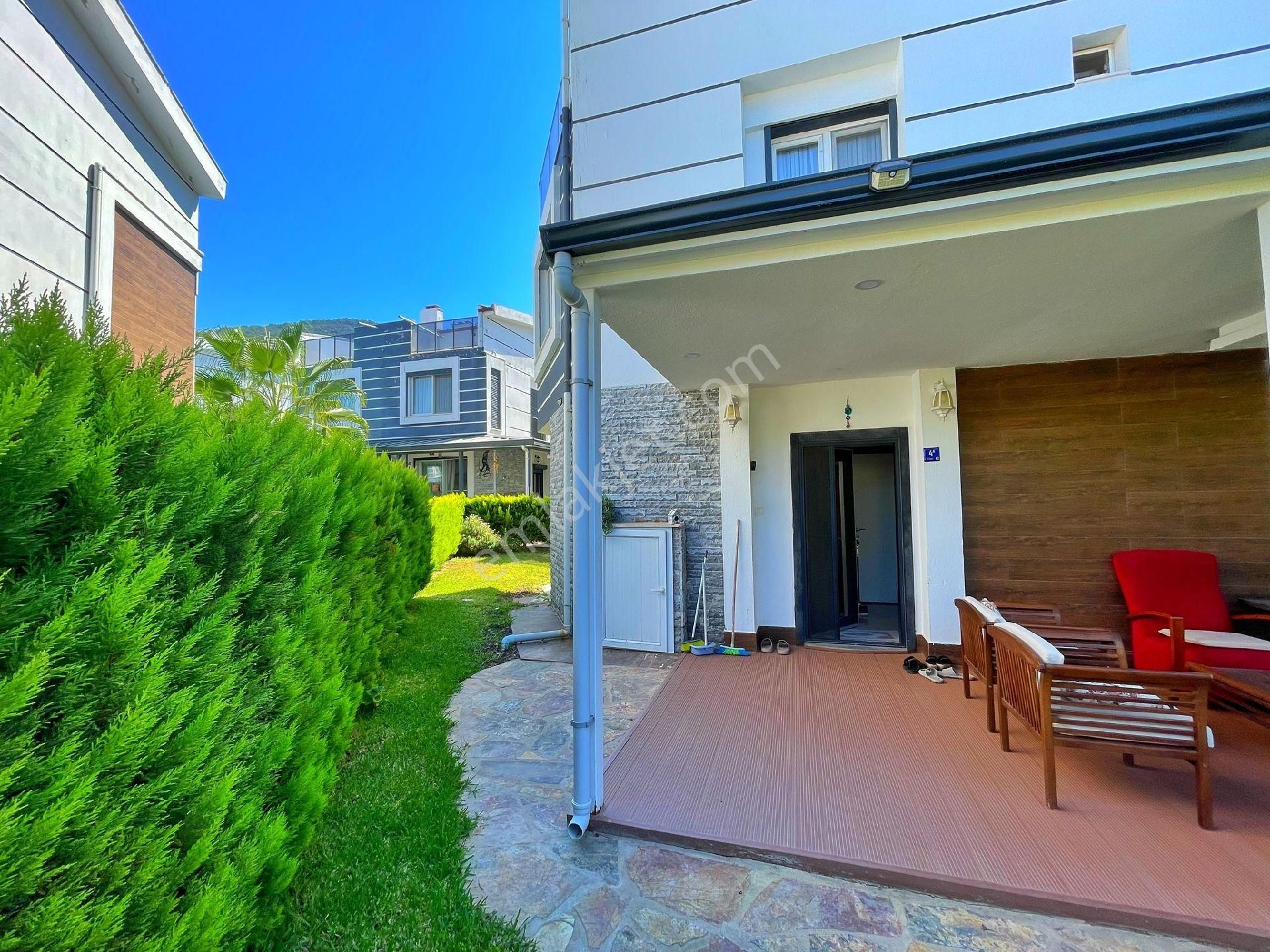 Kuşadasında Havuzlu Sitede Tek Müstakil 3+1 Bahçeli Villa - Görsel 6