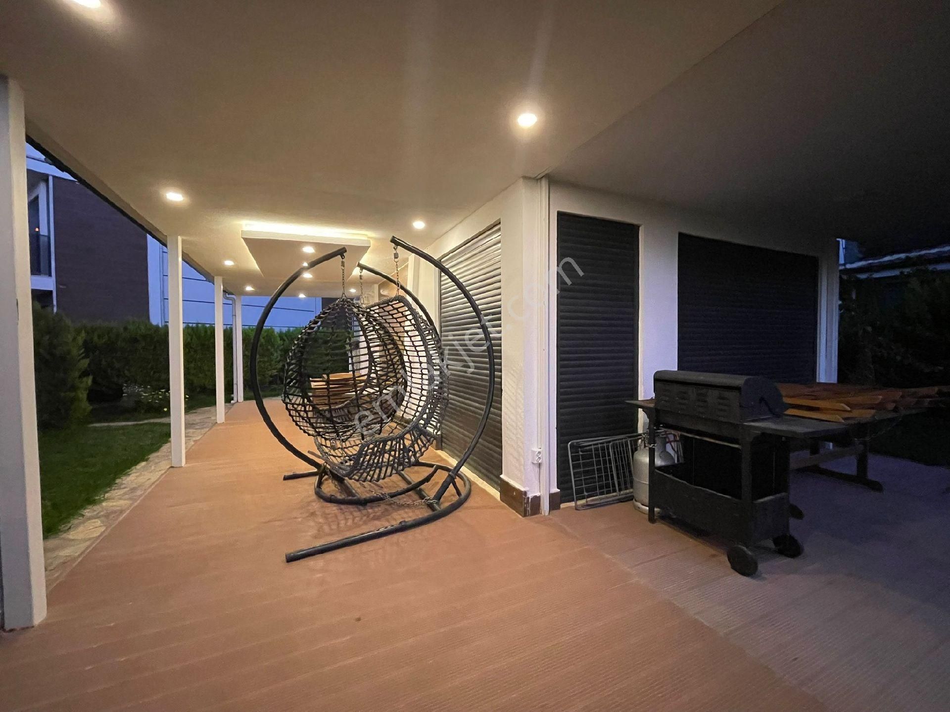 Kuşadasında Havuzlu Sitede Tek Müstakil 3+1 Bahçeli Villa - Görsel 14