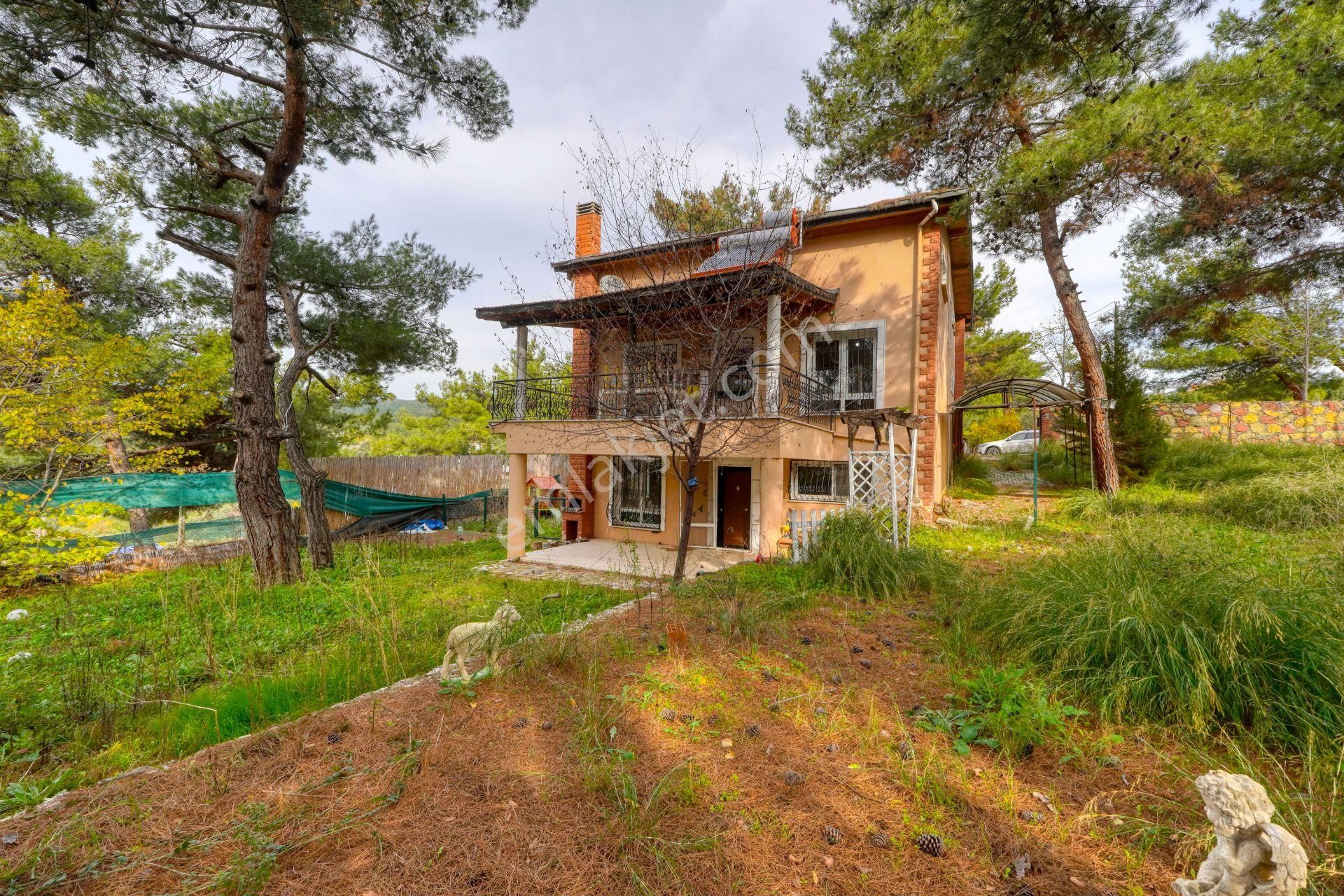 Bornova Yakaköyde 1.085 M² Arsa İçinde Tam Müstakil 5+1 Villa