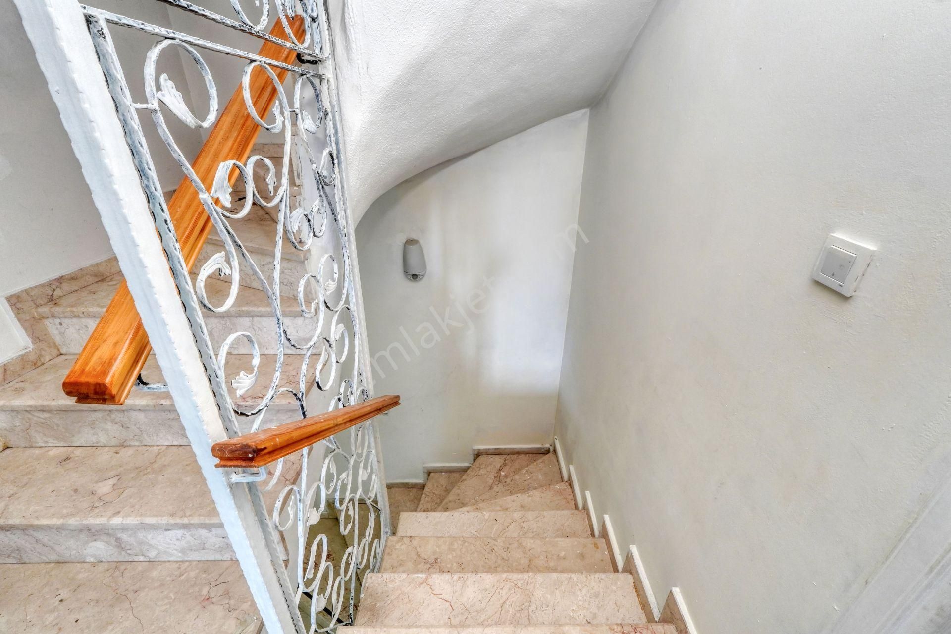 Bornova Yakaköyde 1.085 M² Arsa İçinde Tam Müstakil 5+1 Villa - Görsel 19