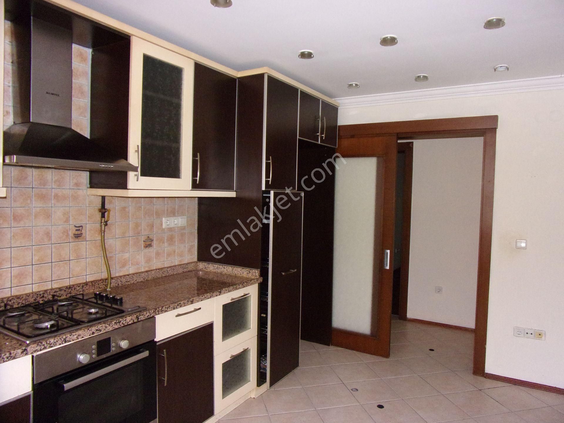 Tarabya Sitede 3+1 140 Metrekare Bakımlı Kiralık Daire - Görsel 13