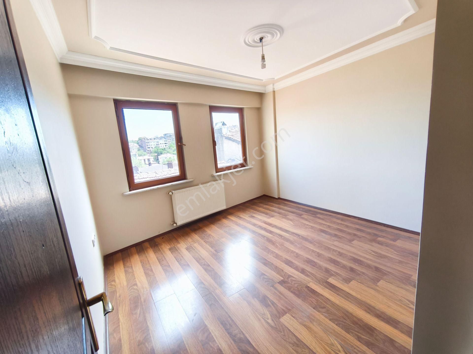 Eyüp Düğmeciler 3+2 , 150m2, 15 Yıllık Bina, Kombili, Bahçeli, Ters Dublex Daire - Görsel 2