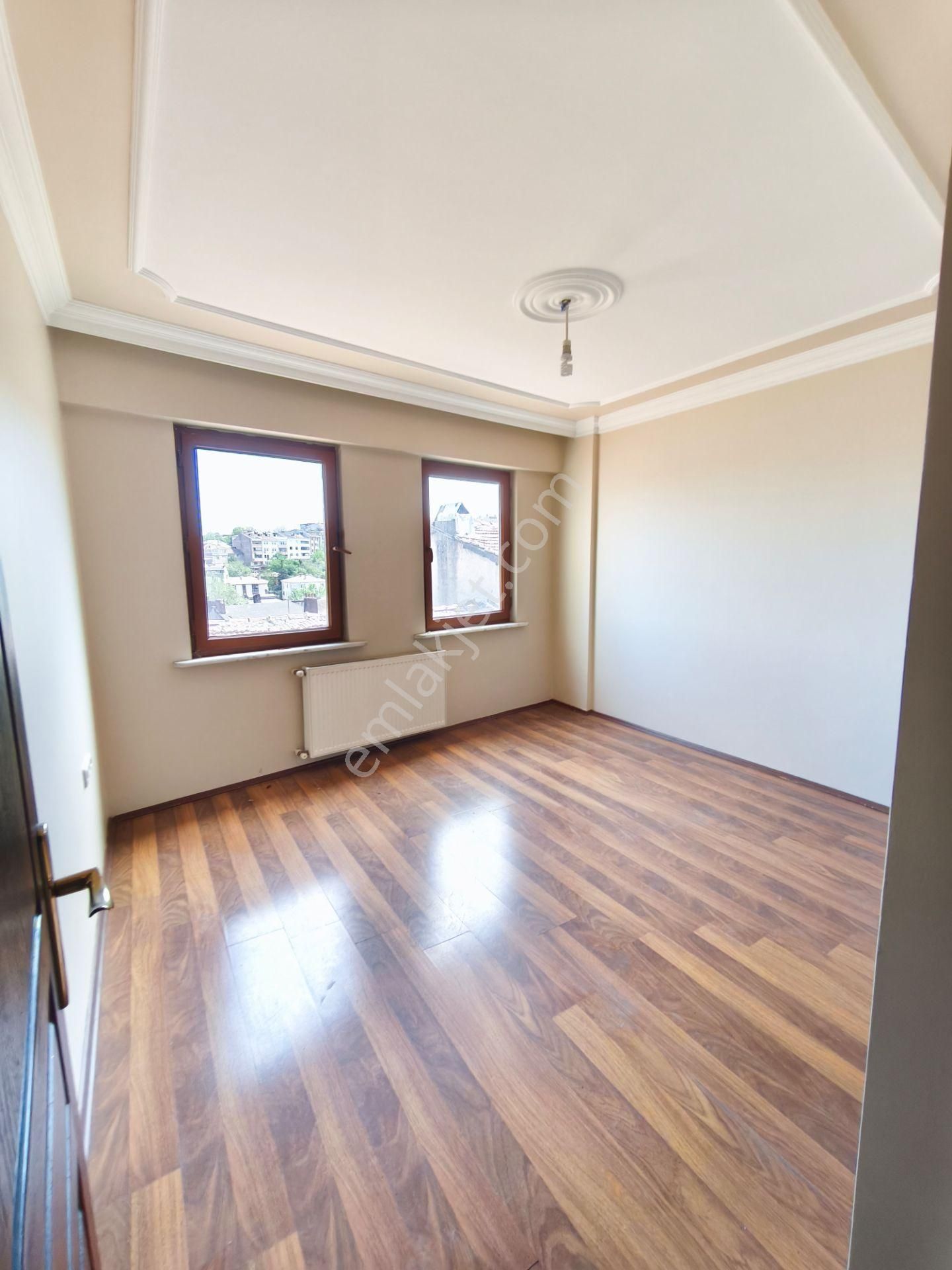 Eyüp Düğmeciler 3+2 , 150m2, 15 Yıllık Bina, Kombili, Bahçeli, Ters Dublex Daire - Görsel 3