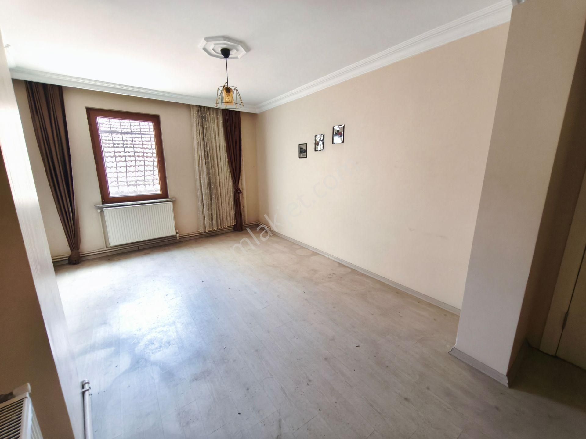 Eyüp Düğmeciler 3+2 , 150m2, 15 Yıllık Bina, Kombili, Bahçeli, Ters Dublex Daire - Görsel 24