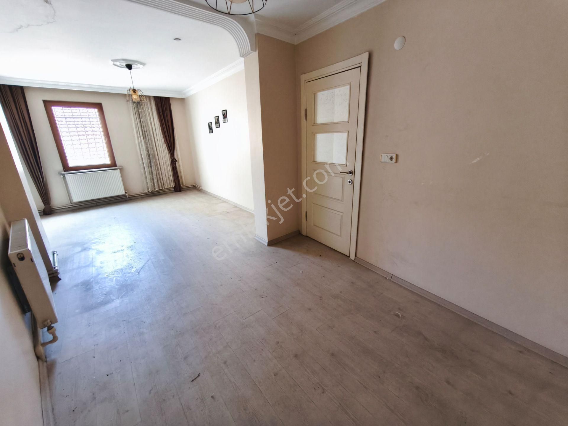 Eyüp Düğmeciler 3+2 , 150m2, 15 Yıllık Bina, Kombili, Bahçeli, Ters Dublex Daire - Görsel 23