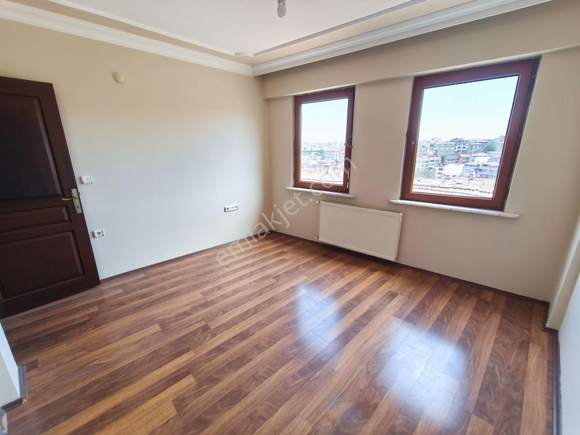 Eyüp Düğmeciler 3+2 , 150m2, 15 Yıllık Bina, Kombili, Bahçeli, Ters Dublex Daire