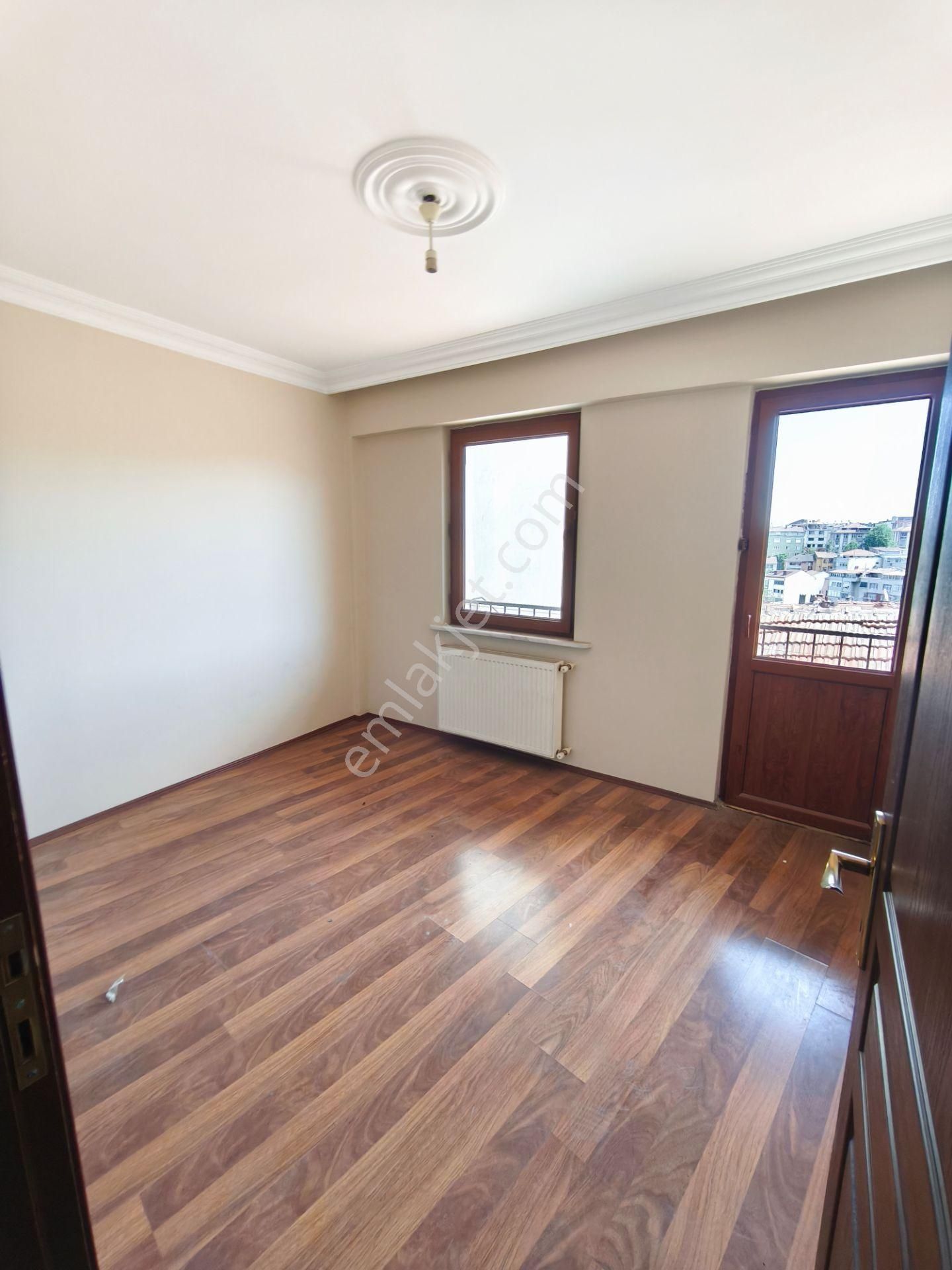 Eyüp Düğmeciler 3+2 , 150m2, 15 Yıllık Bina, Kombili, Bahçeli, Ters Dublex Daire - Görsel 9