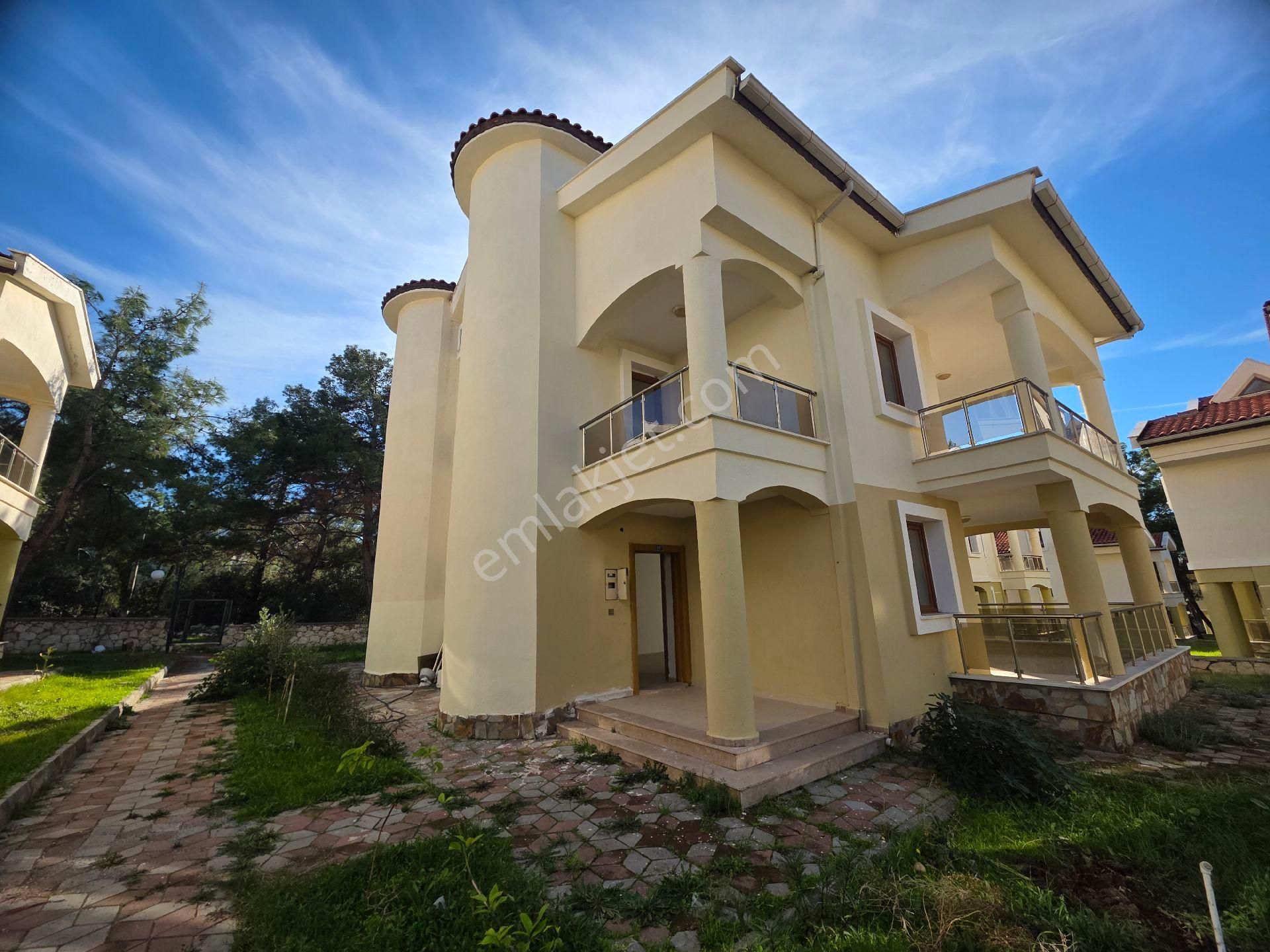 Didim Akbük'de Havuzlu Sitede Geniş Müstakil Bahçeli Satılık