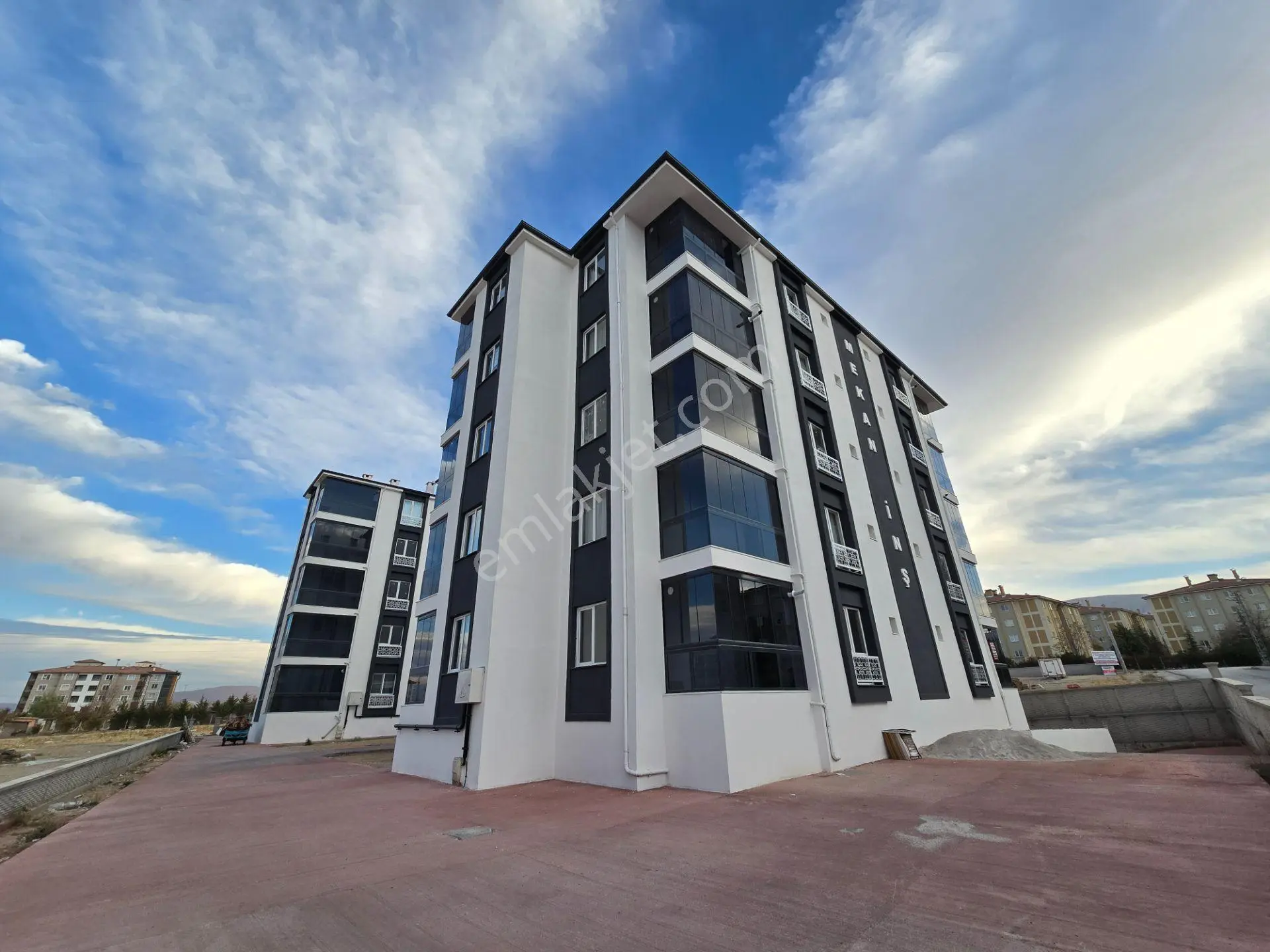 Toros Mah. Arakat Site İçi Geniş 1+1 Satılık Daire.