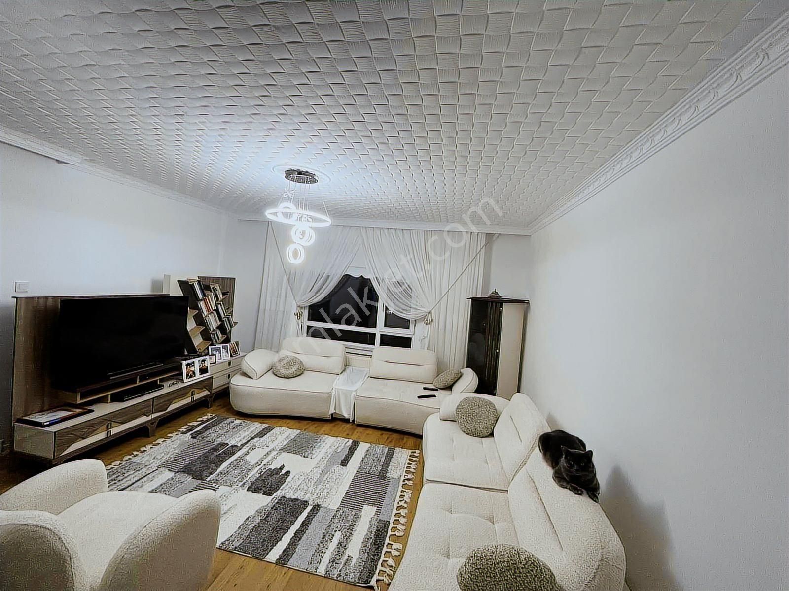 İki Caddenin Kesiştiği Muhteşem Konum Ve Manzaralı Fuul Yapılı..