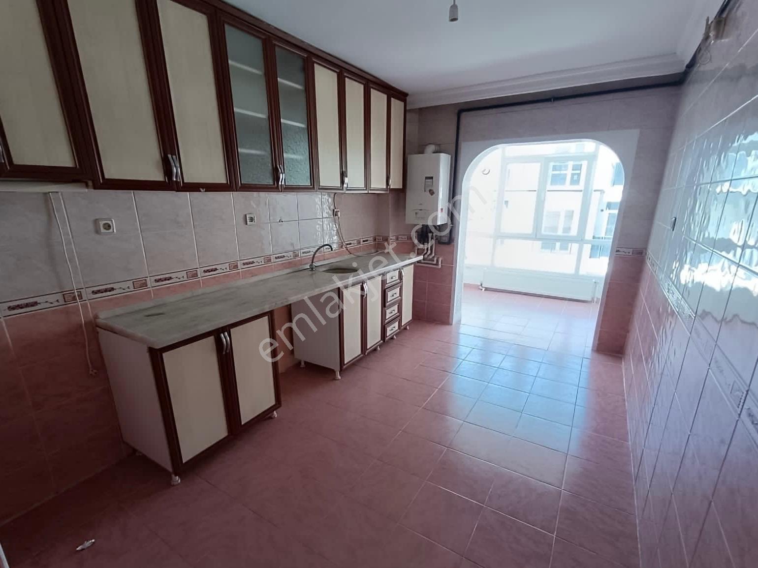Aktepe Mahallesi'nde Cadde Yanı Katta 3+1 Daire!