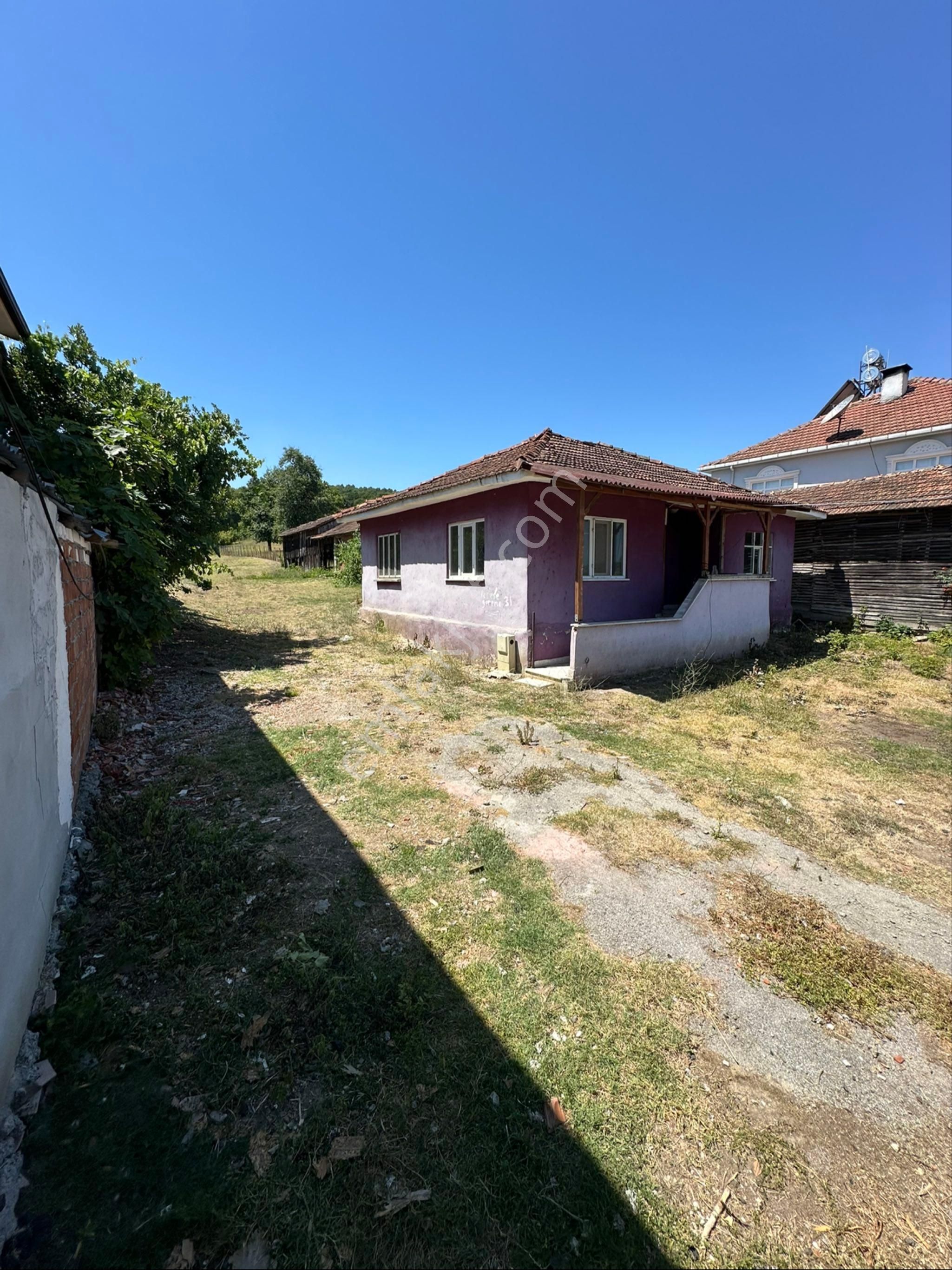 Uzunköyde Yatırımlık Satılık 1863 M2 Ev Ahır Ve Tarlası