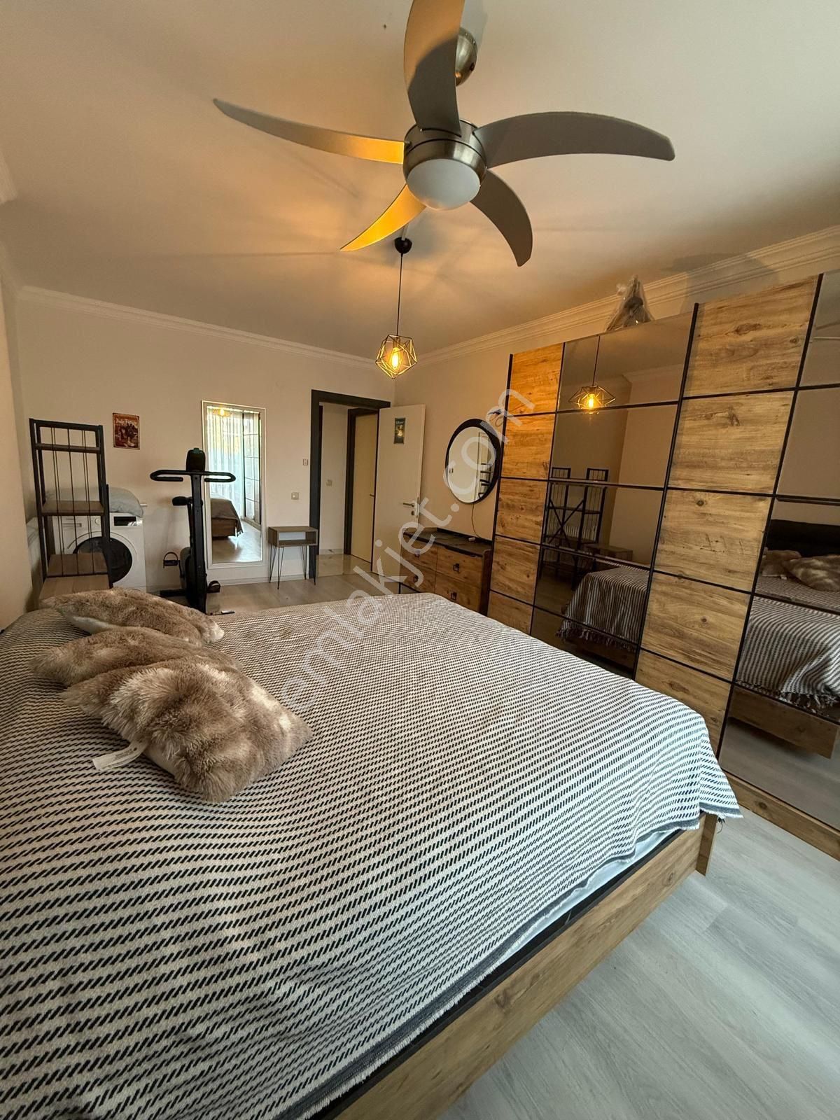 Kuşadası Değirmendere'de 3+1 Bahçe Katı Havuzlu Eşyalı Daire