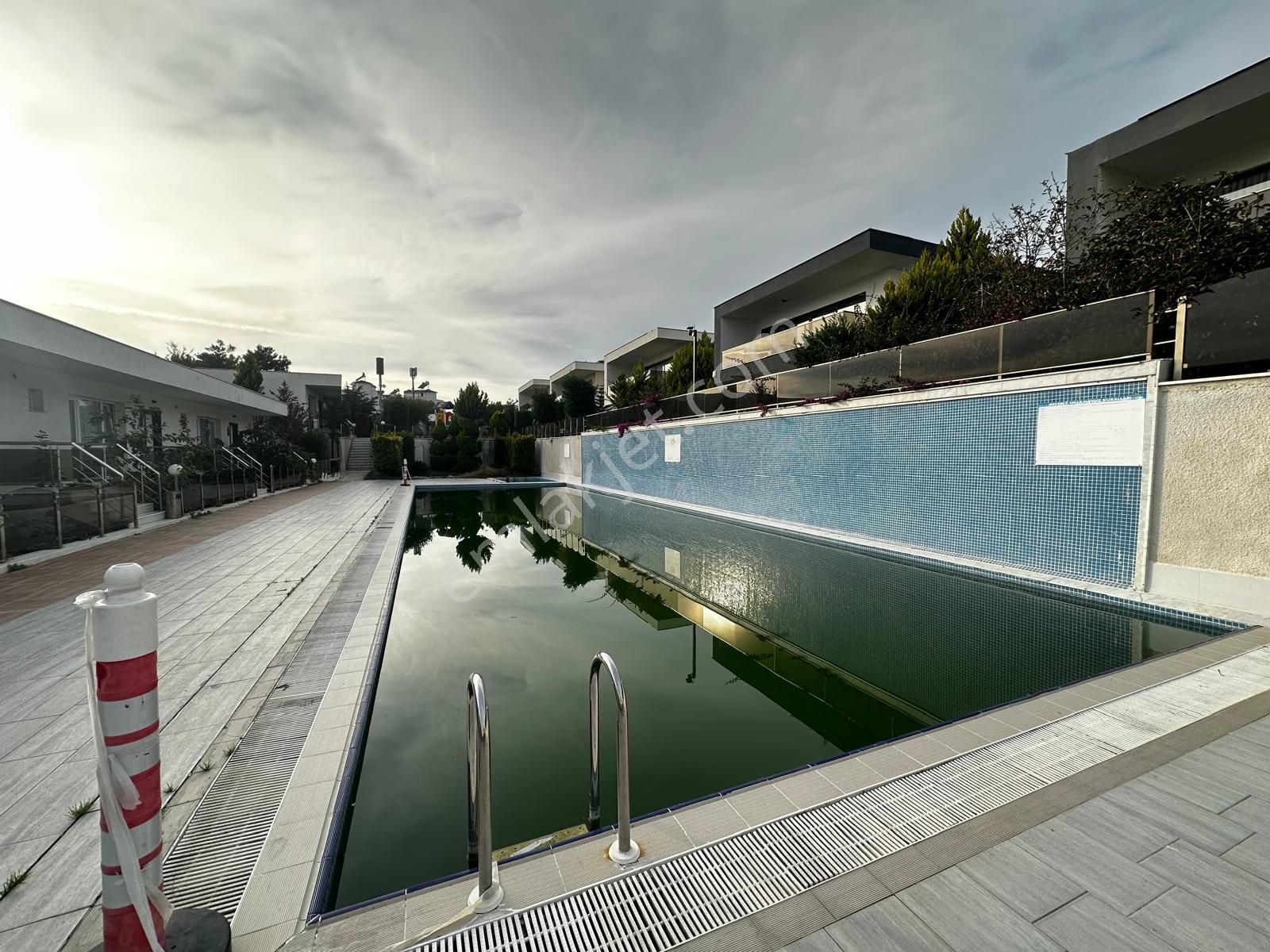 Kuşadası Değirmendere Kendine Ait Bahçeli Havuzlu Sitede Ters Dubleks - Görsel 24