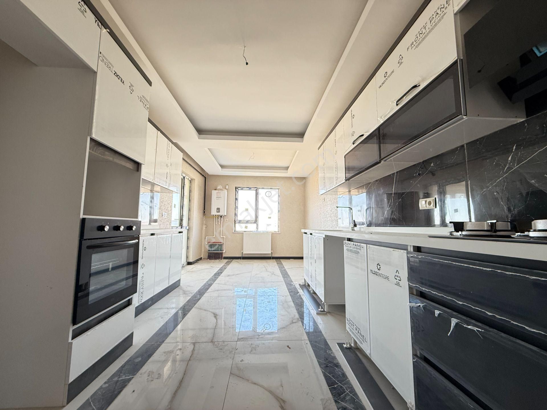 Ufuk Kılıç Emlak'tan Ultralüx Sitede, 200 M2 Teras Balkon, K.otoparklı 4+1 - Görsel 5