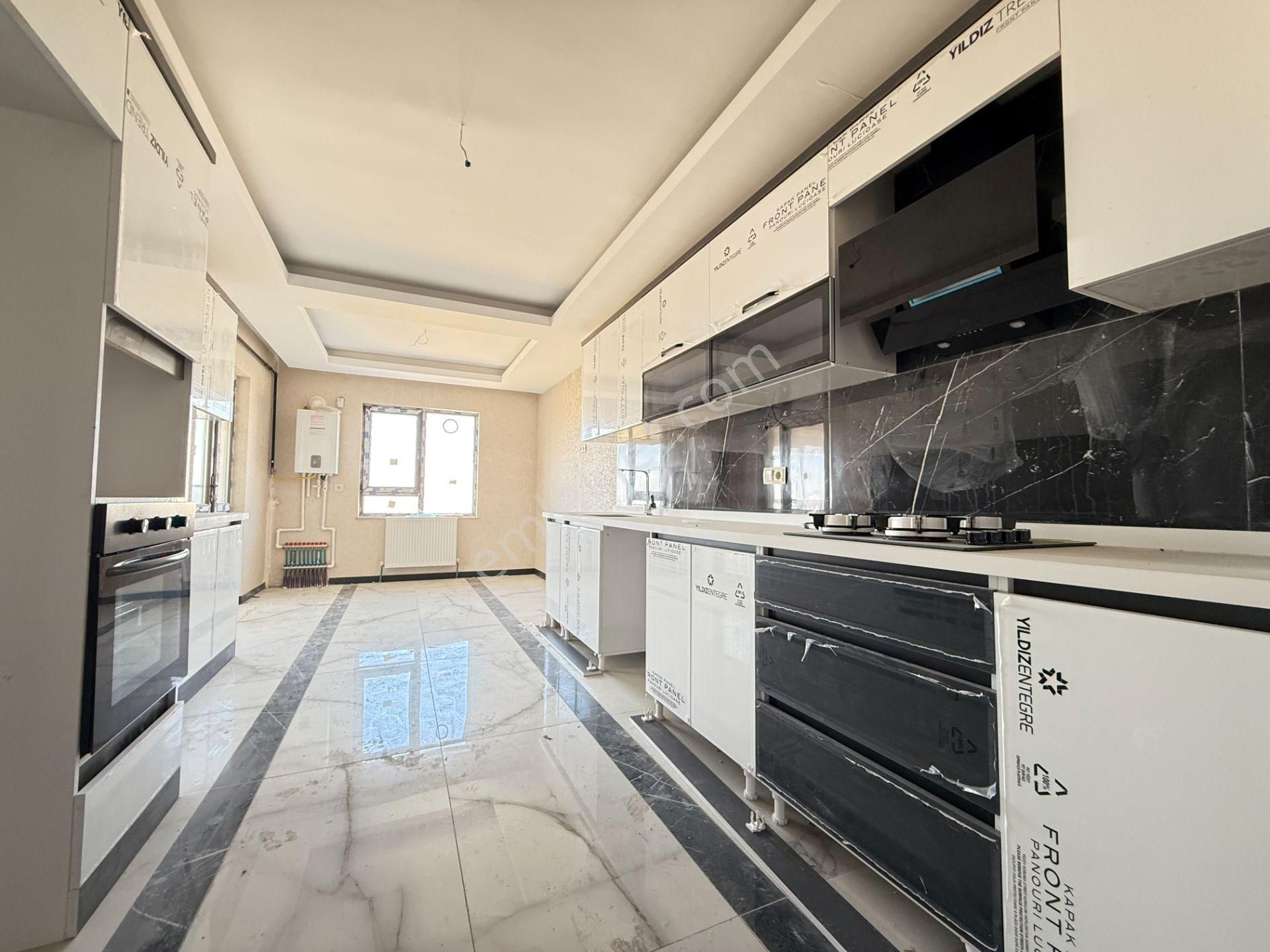 Ufuk Kılıç Emlak'tan Ultralüx Sitede, 200 M2 Teras Balkon, K.otoparklı 4+1