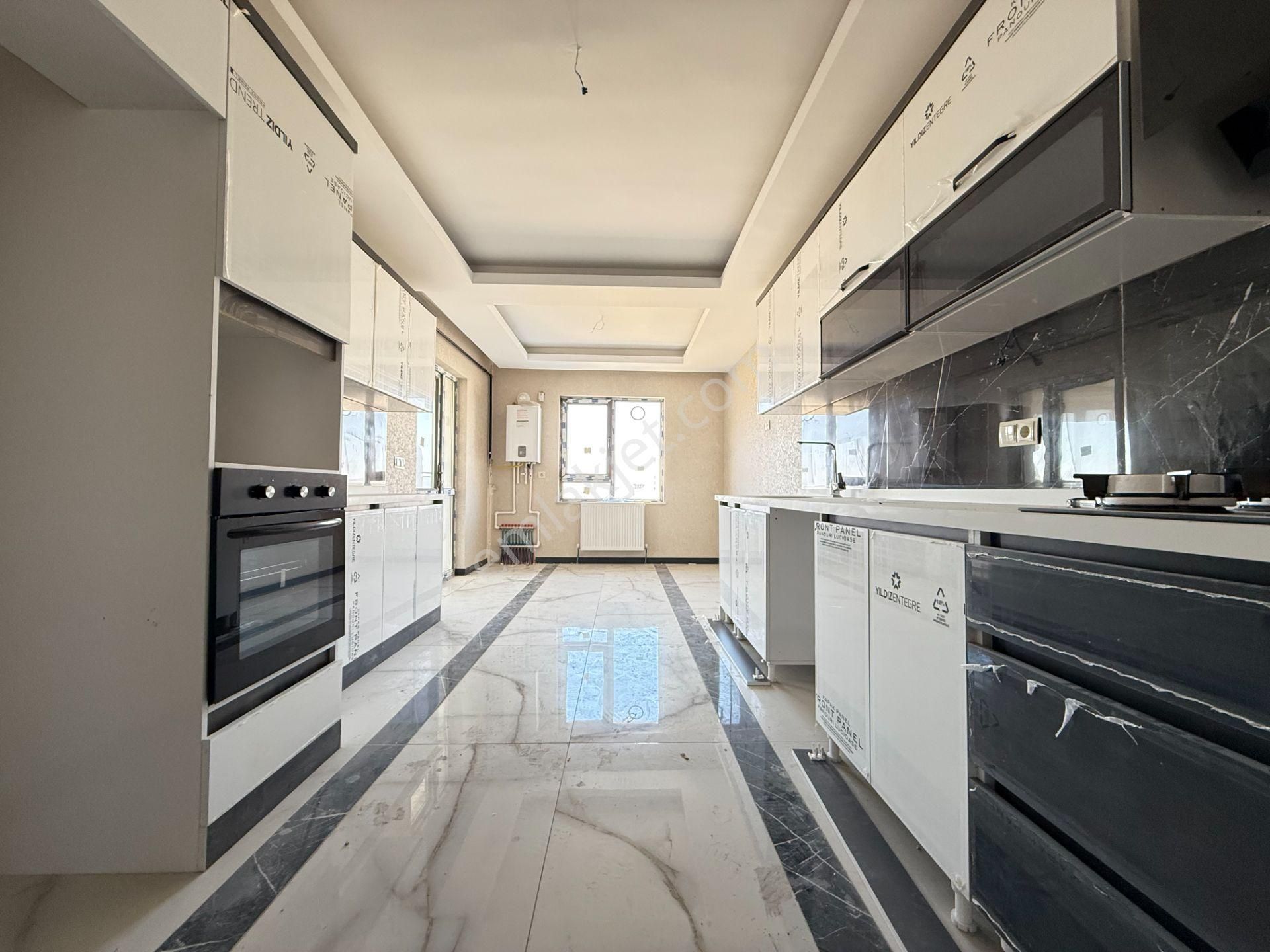 Ufuk Kılıç Emlak'tan Ultralüx Sitede, 200 M2 Teras Balkon, K.otoparklı 4+1 - Görsel 3