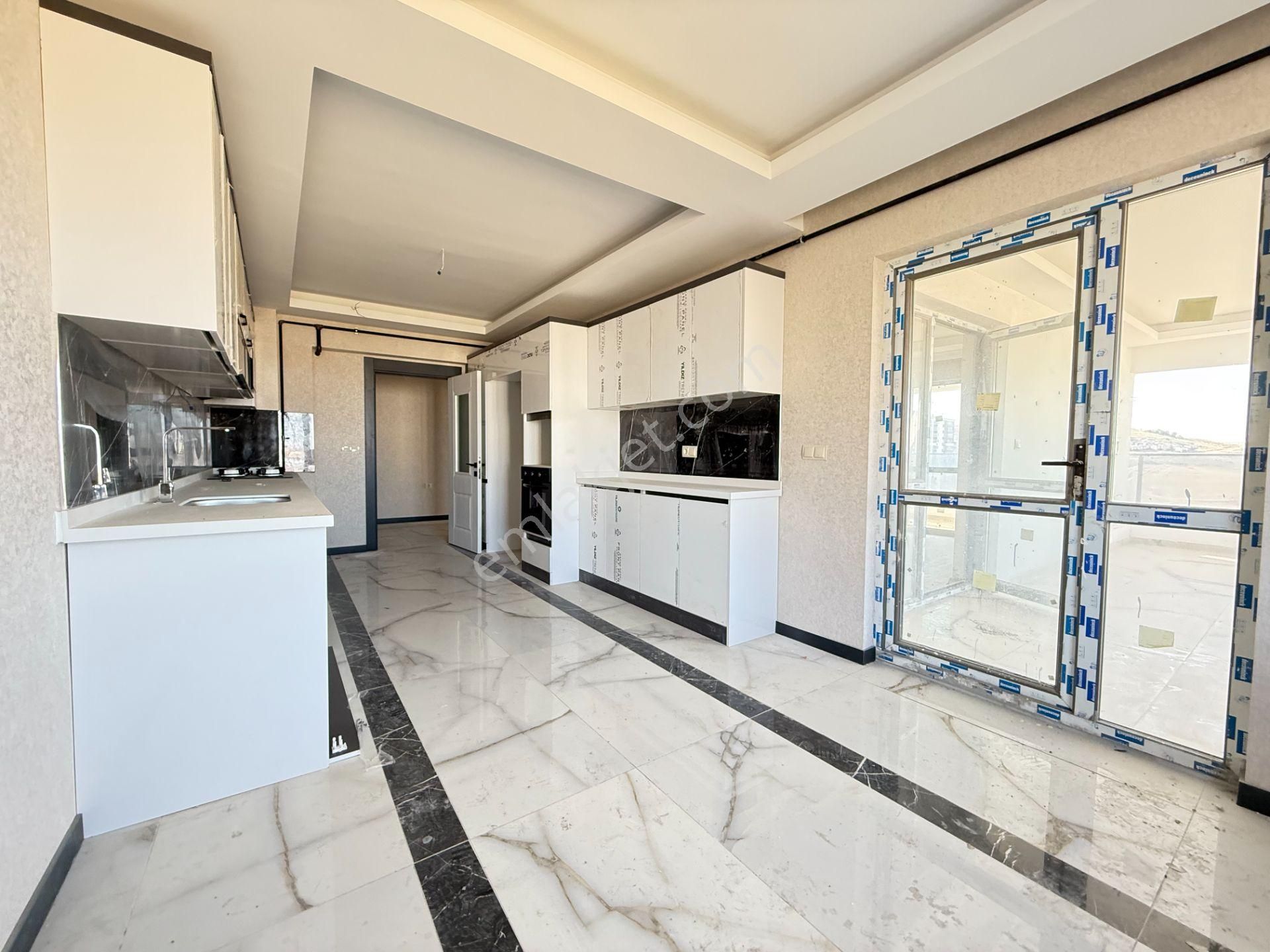 Ufuk Kılıç Emlak'tan Ultralüx Sitede, 200 M2 Teras Balkon, K.otoparklı 4+1 - Görsel 4