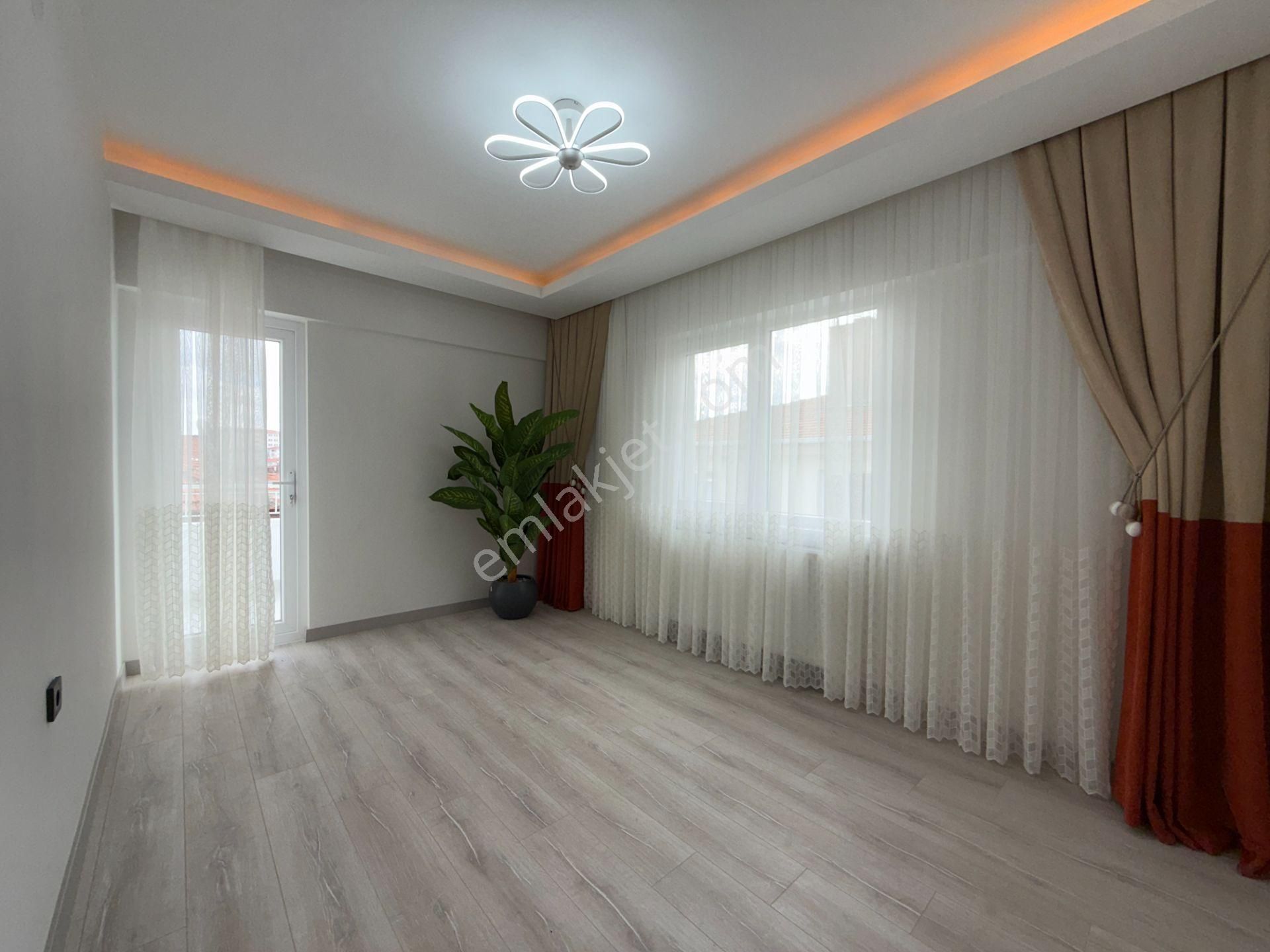 Ufuk Kılıç Emlak'tan Full Yapılı Şık Tasarım Güney Cephe 3+1 Daire - Görsel 17