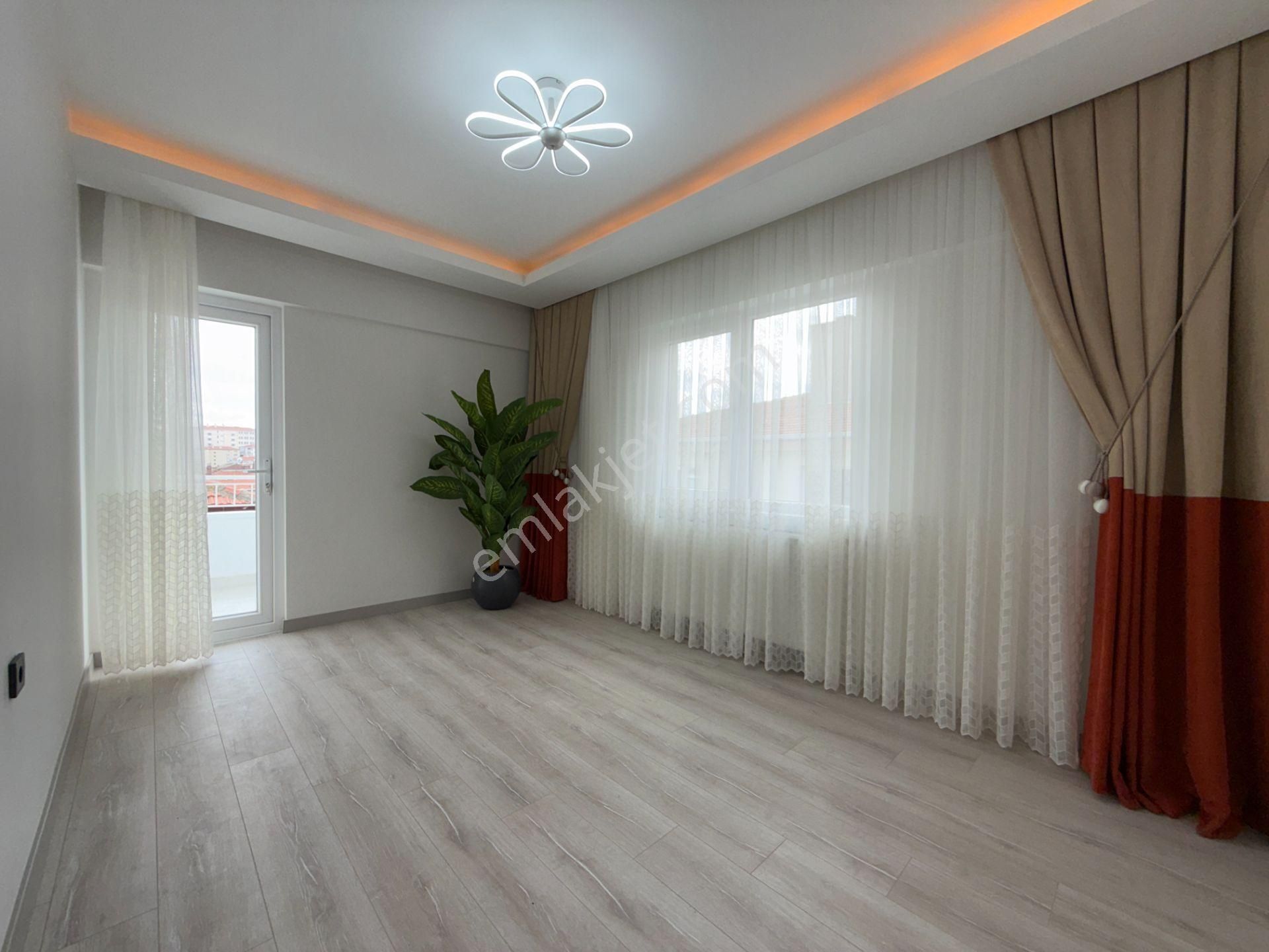 Ufuk Kılıç Emlak'tan Full Yapılı Şık Tasarım Güney Cephe 3+1 Daire - Görsel 21