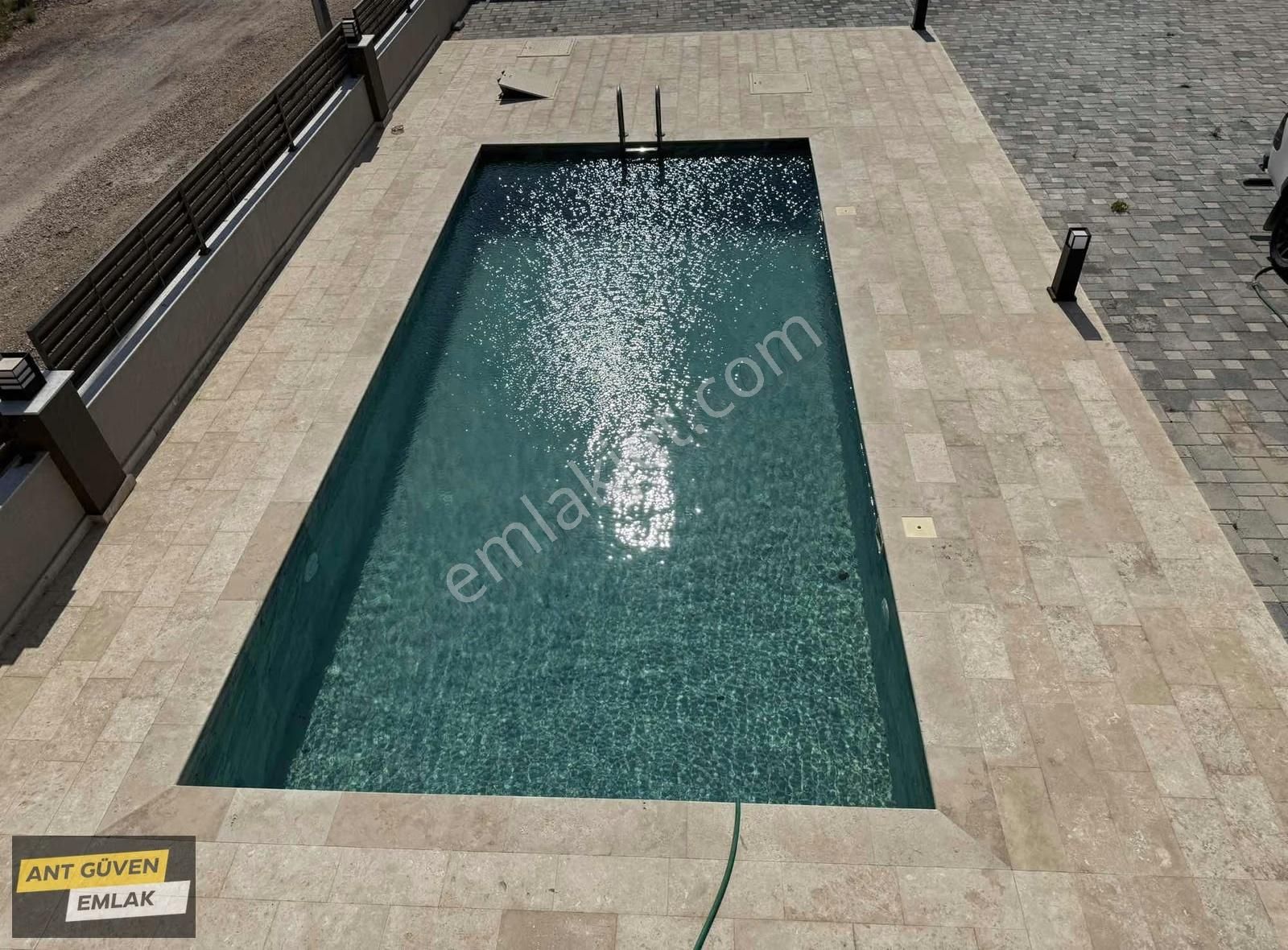 Yeniköy'de Havuzlu Yerden Isıtmalı Ebeveyn Banyolu 2+1 Daire