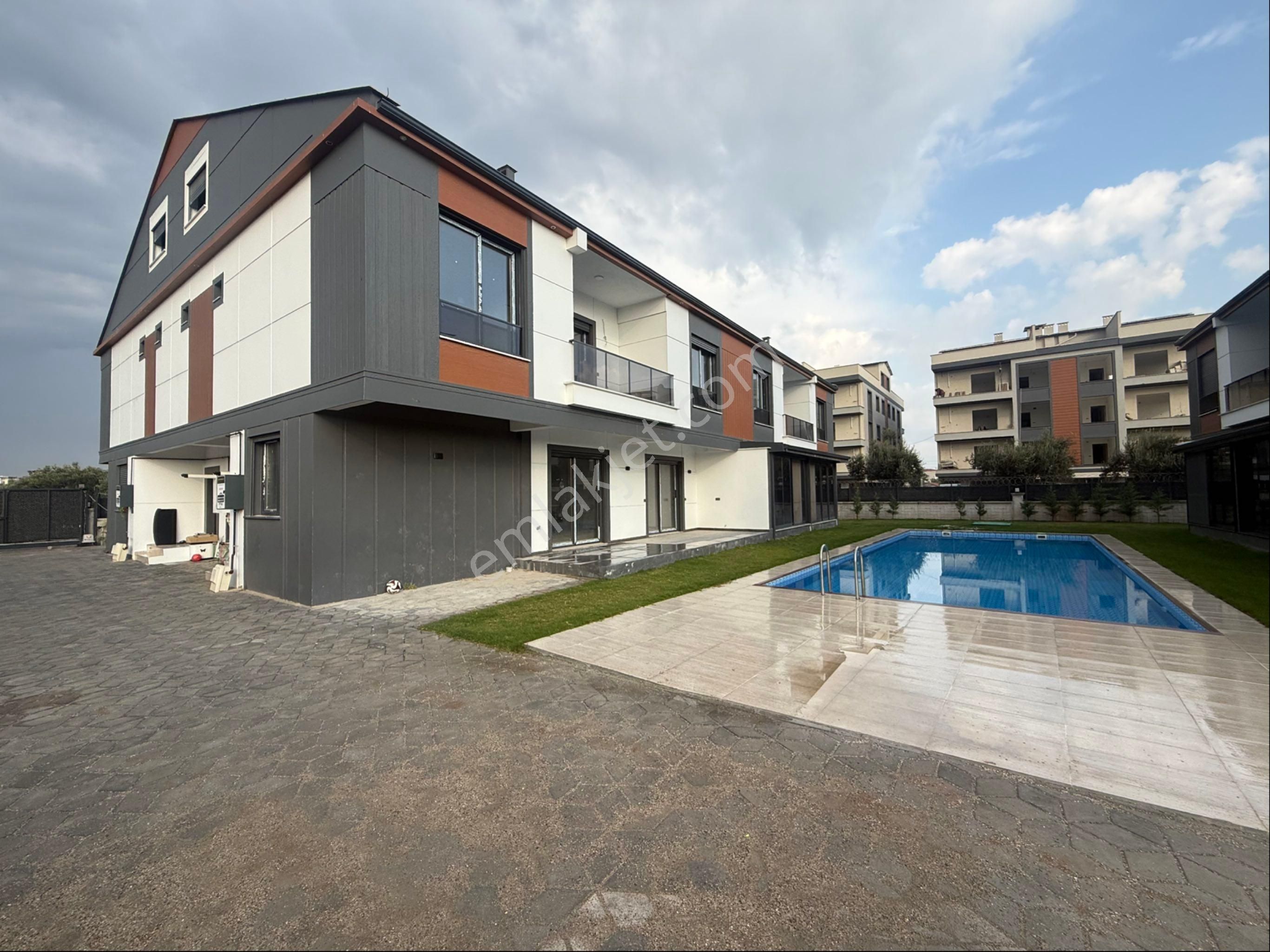 Akhisar Reşatbey'de Satılık Yüzme Havuzlu Triplex Sıfır Villa