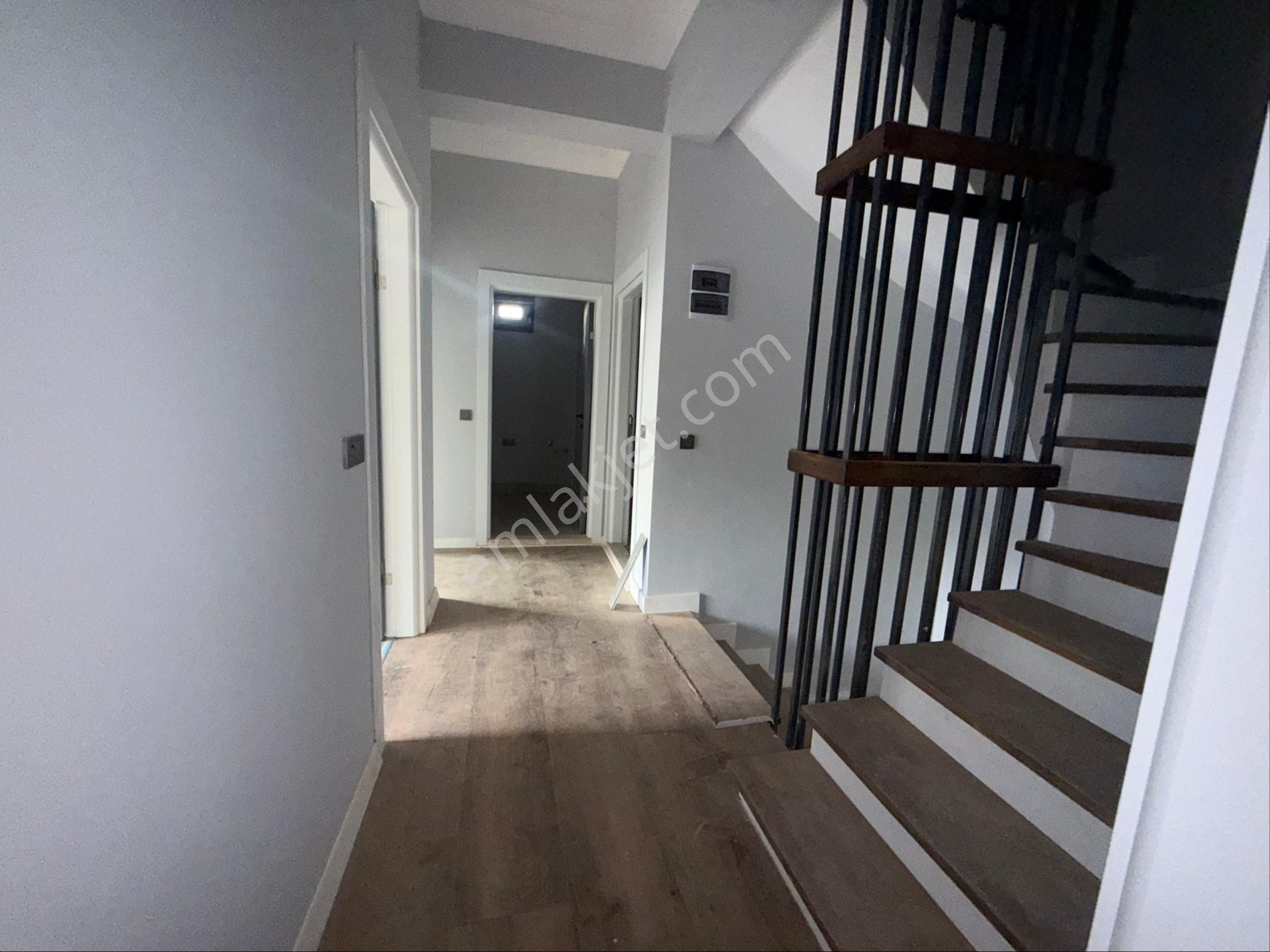 Akhisar Reşatbey'de Satılık Yüzme Havuzlu Triplex Sıfır Villa - Görsel 14