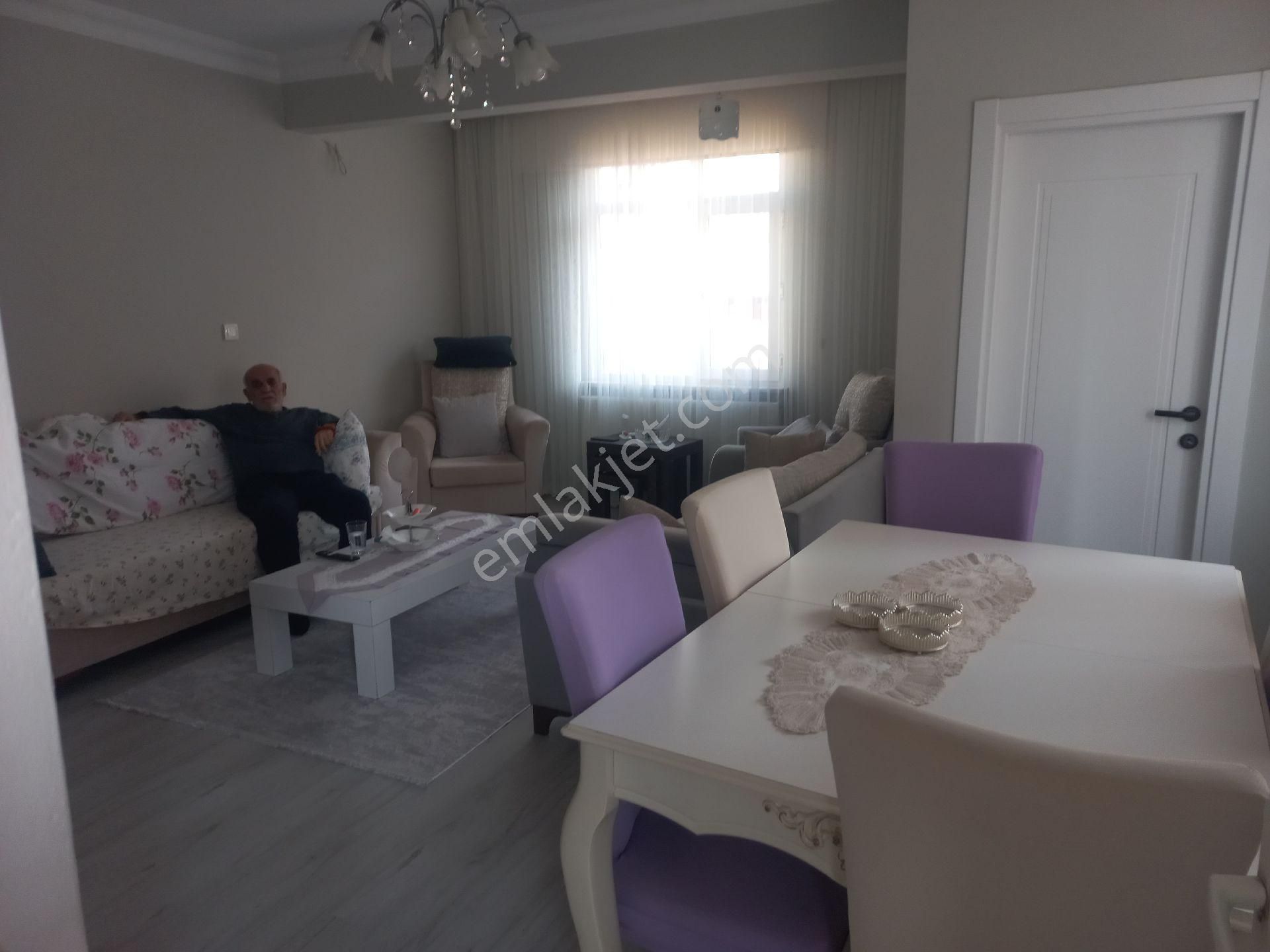 Cemil Meriç Mahallesinde Metro Ve Alemdağ Caddesine Çok Yakın Satılık Daire