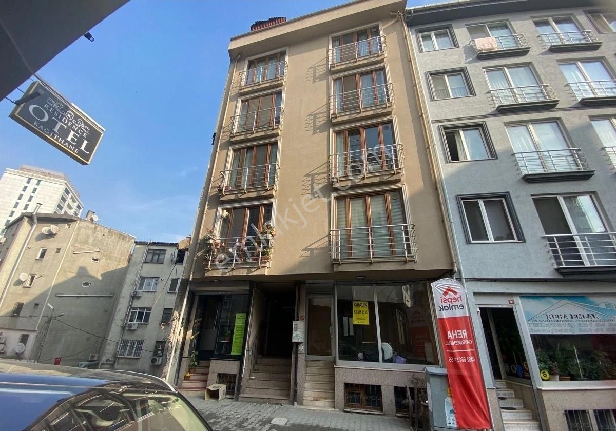 Kağıthane Metro Durağına 50m Mesafede 1+1 65 M2 Satılık Daire