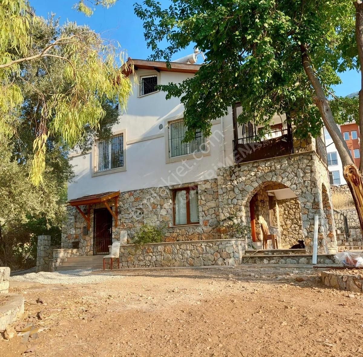 Patlangıç Mah. %40*3 İmarlı 800m2 Arsa Villa Ve 1 Bağımsız Daire