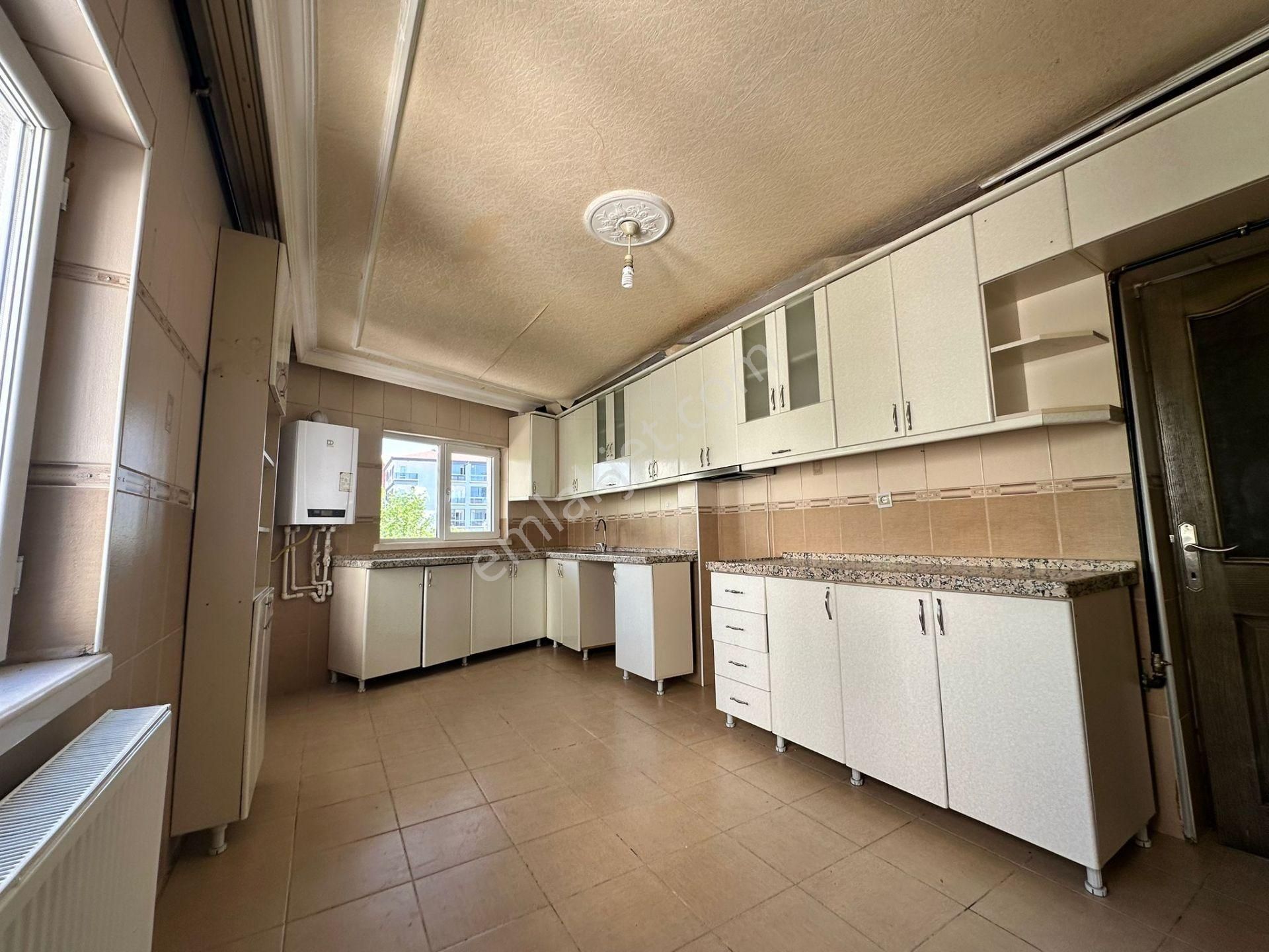 Kalecik Emlak'tan Merkez Mahallesin'de 6+2 Park Manzaralı Dublex Daire