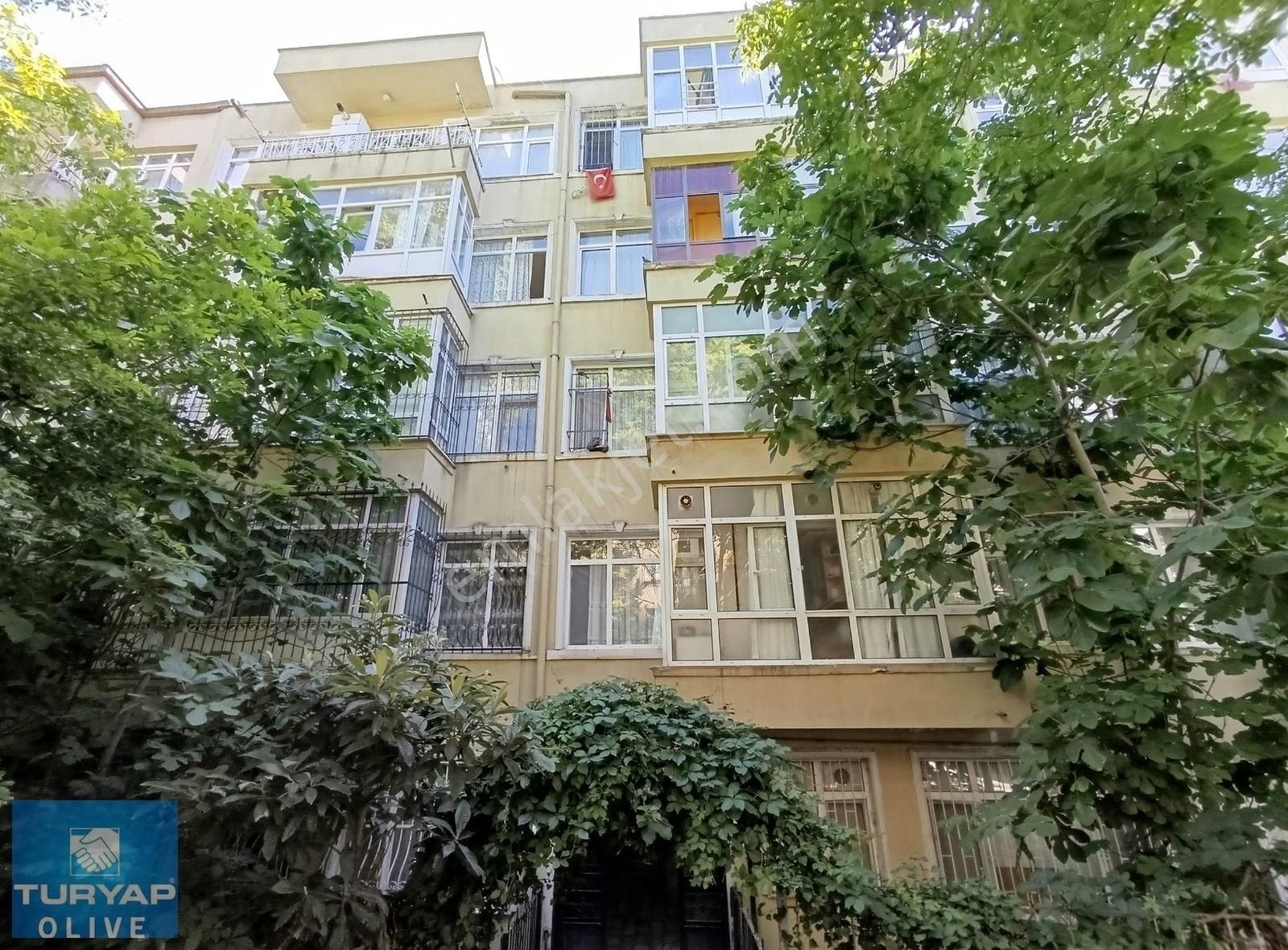 Fatih İskenderpaşa'da Satılık 3+1 Daire 1322 M2 Arsa Alanı Site