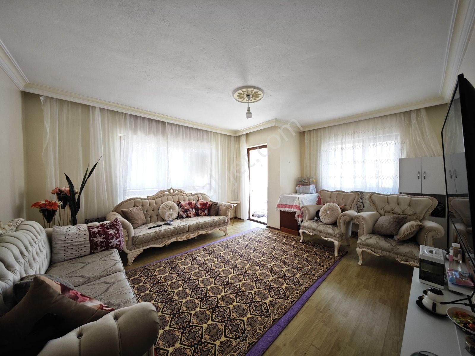 Başak'ta 3 Cephesi Güney Cephe 3 Balkonlu 3+1 Katta Satılık Daire !!