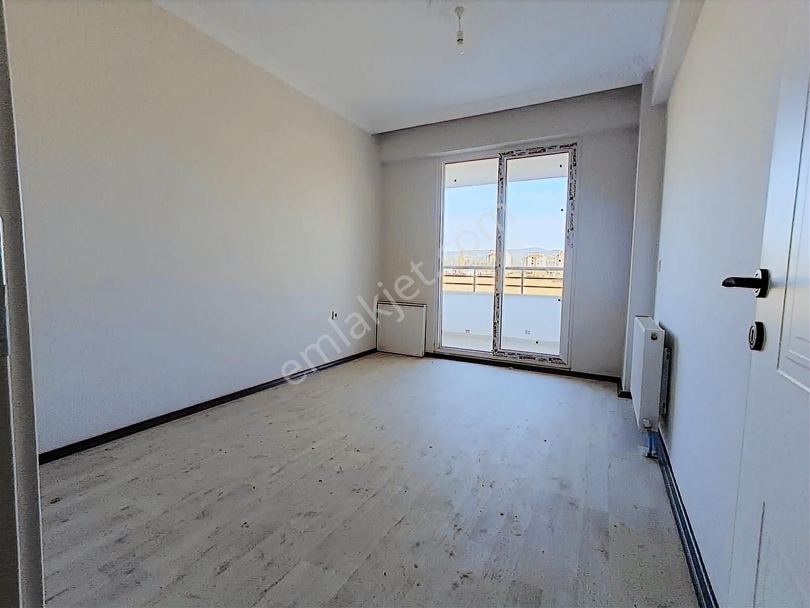 Sancak Emlaktan Mithatpaşada 1+1 Sifir Daire... - Görsel 13