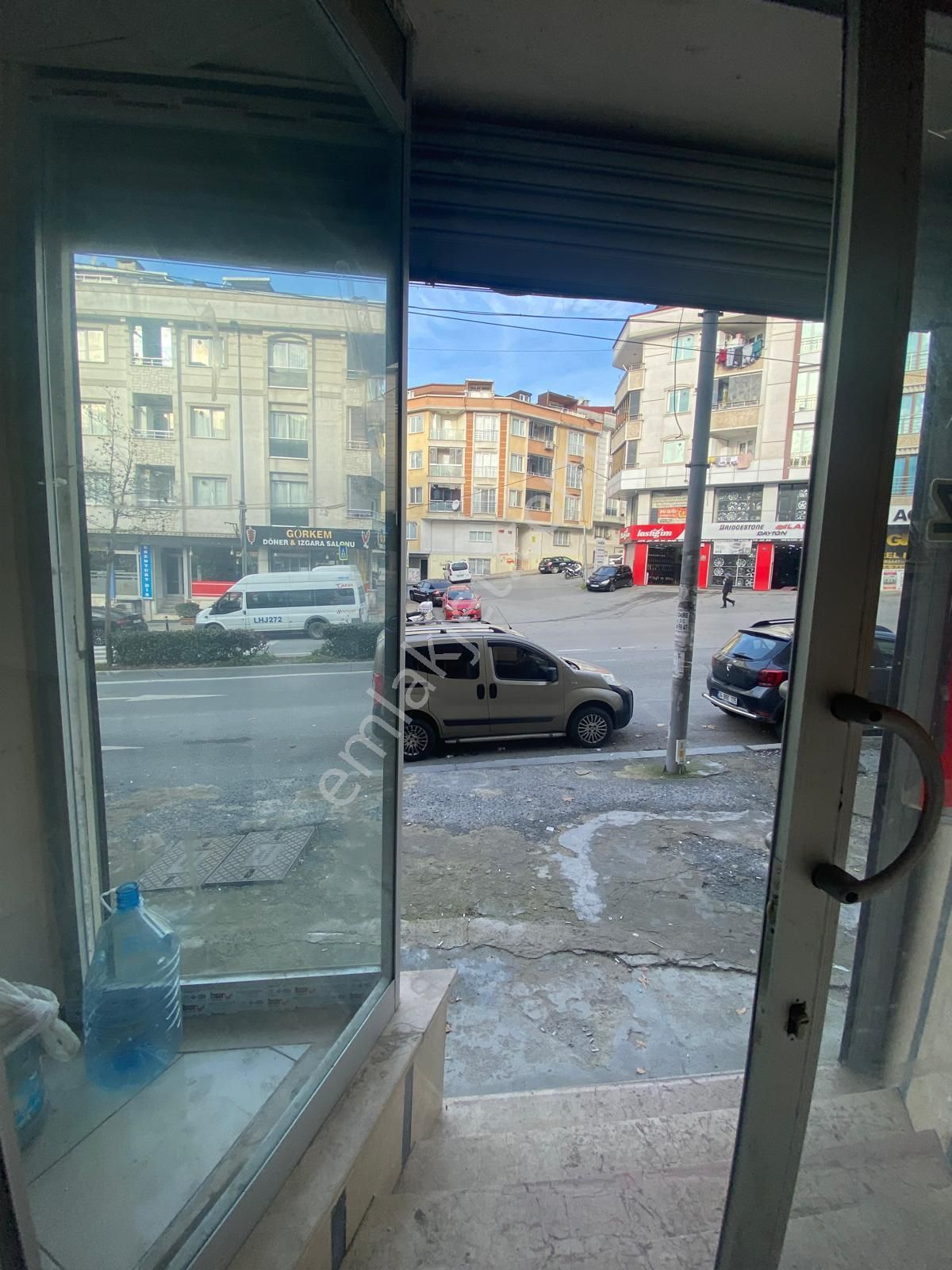 Atatürk Mahallesinde Geniş Depolu Kiralık Dükkan