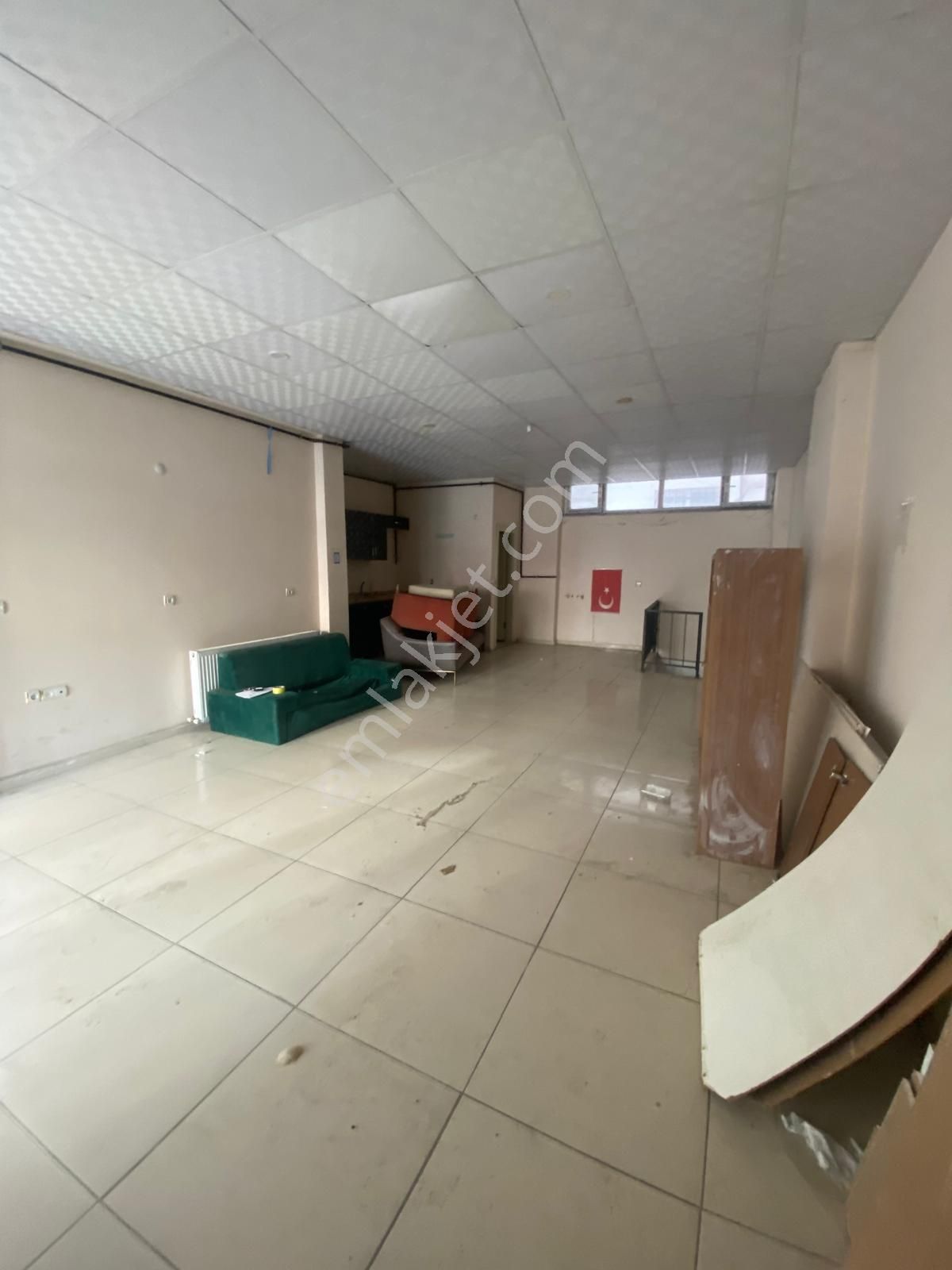 Atatürk Mahallesinde Geniş Depolu Kiralık Dükkan - Görsel 3