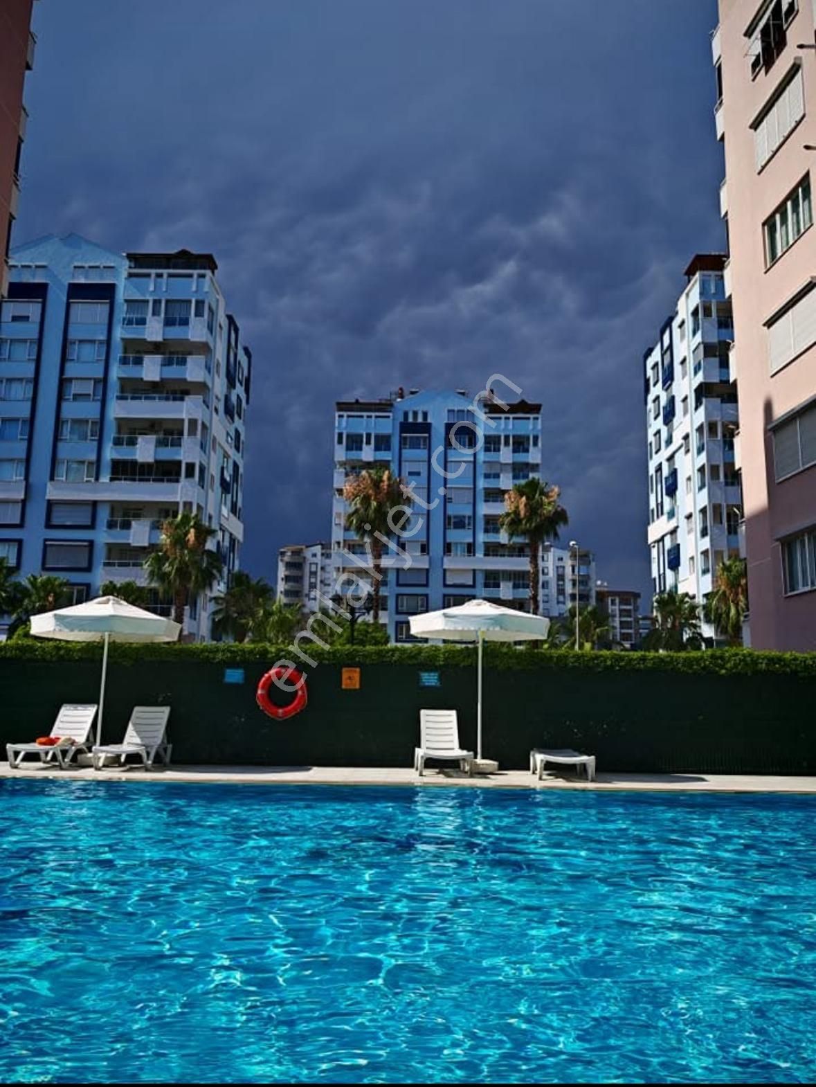 Konyaaltı Havuzlu Sitede Mimar Özel Tasarımlı Lüks 3+1 Bahçe Katı