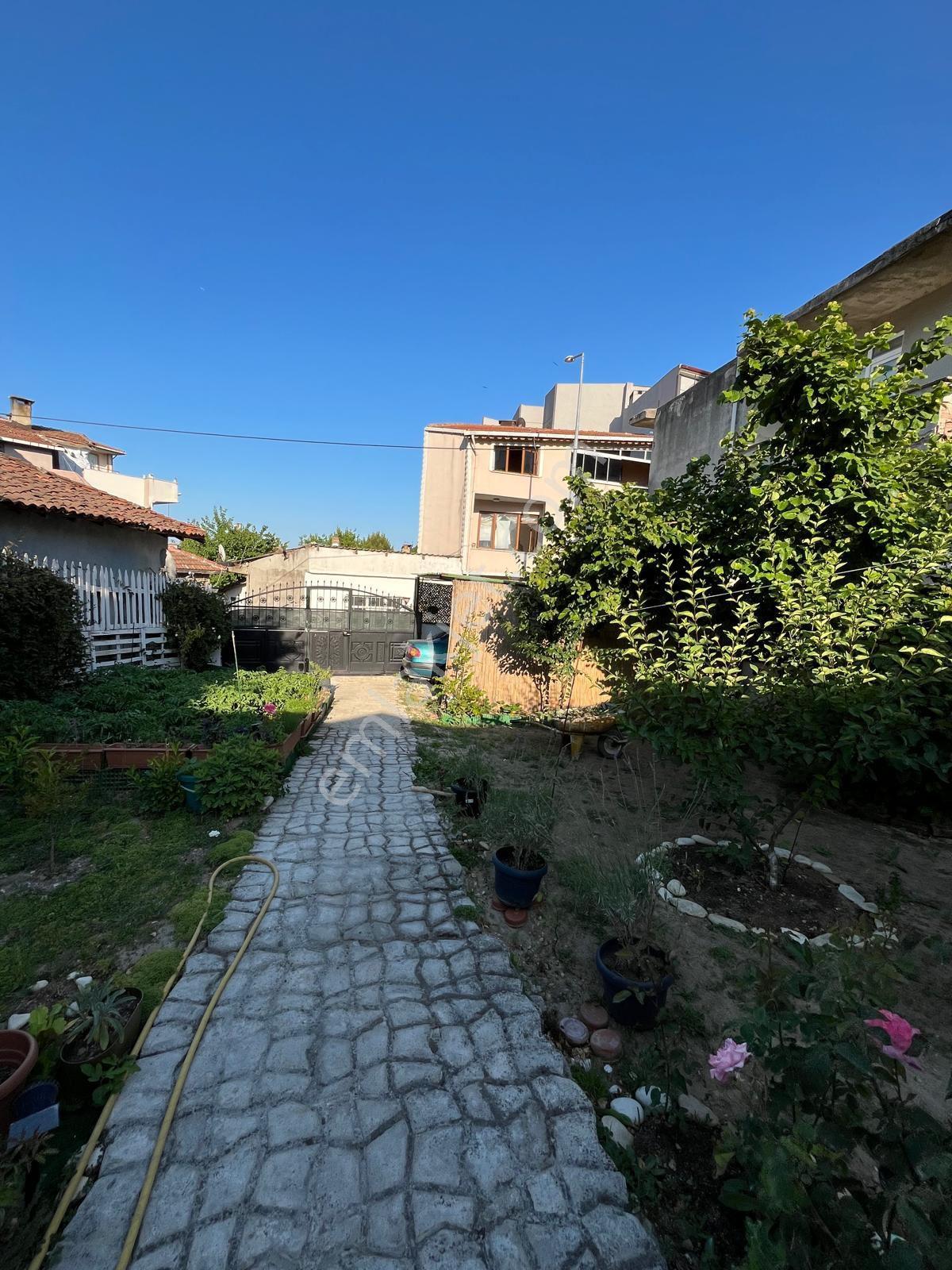 Şehrin Kalbinde Verandalı Bahçeli Müstakil Ev - Görsel 17