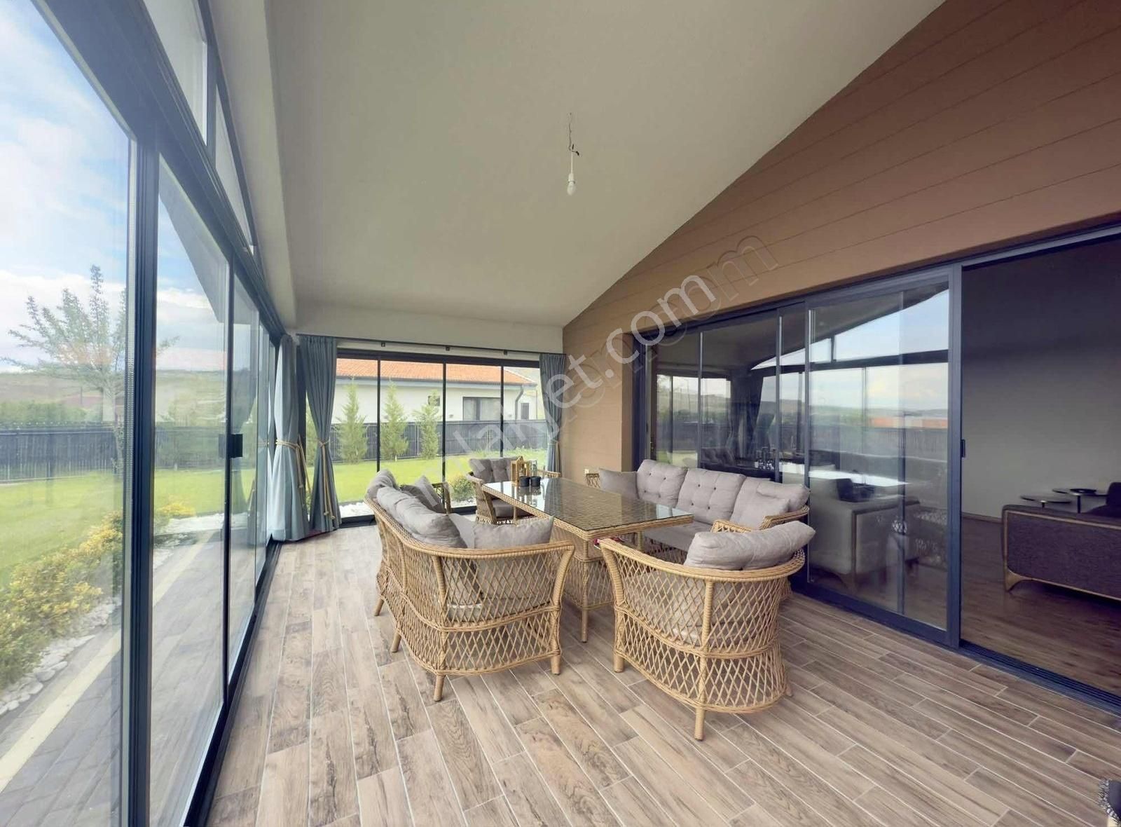 Pogadan Koru Beynamda Şerefiyeli Konumda Eşyalı 3+1 Villa - Görsel 23