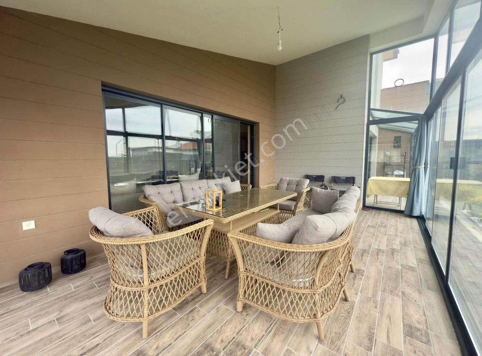 Pogadan Koru Beynamda Şerefiyeli Konumda Eşyalı 3+1 Villa - Görsel 18