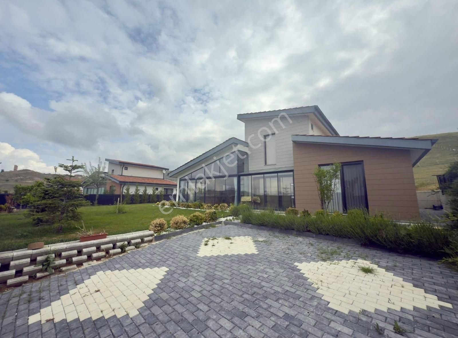 Pogadan Koru Beynamda Şerefiyeli Konumda Eşyalı 3+1 Villa - Görsel 19